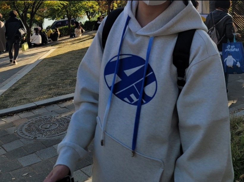 Ader Error Distort Logo Hoodie Oatmeal 착용 스타일 - 1