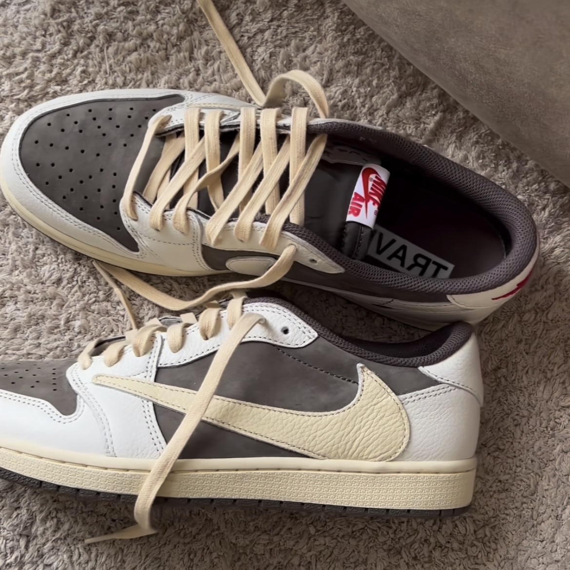 Jordan 1 x Travis Scott Retro Low OG SP Sail and Ridgerock 착용 스타일