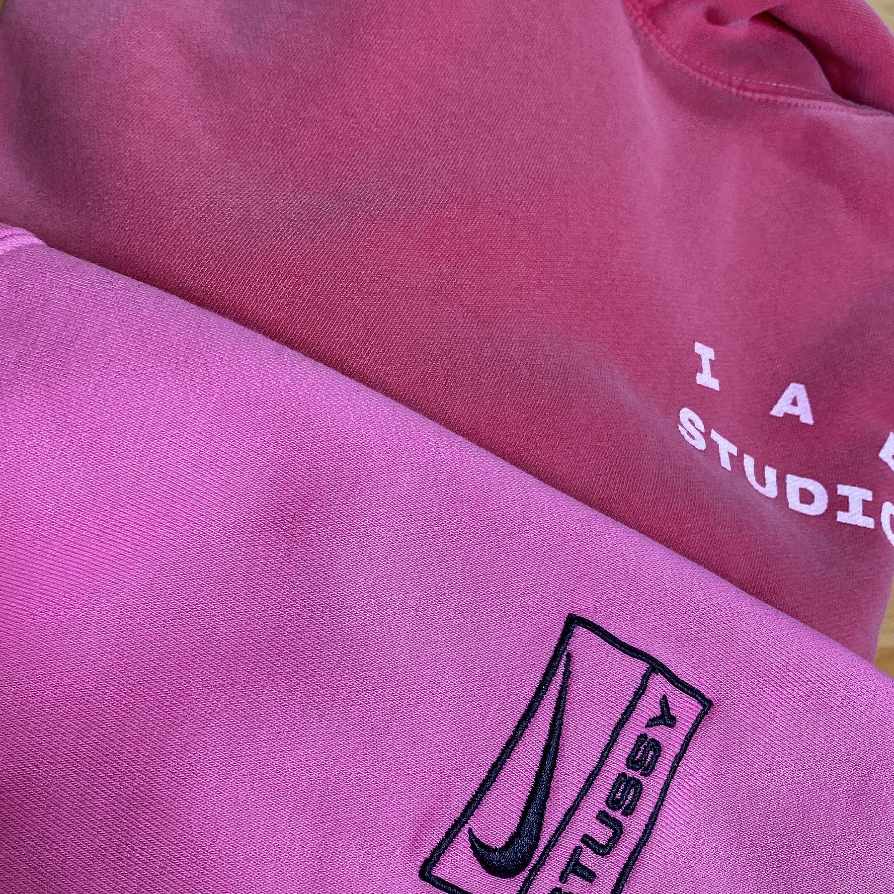 Nike x Stussy NRG Washed Fleece Crewneck Lotus PInk, IAB Studio Pigment Hoodie & Sack Coral 착용 스타일