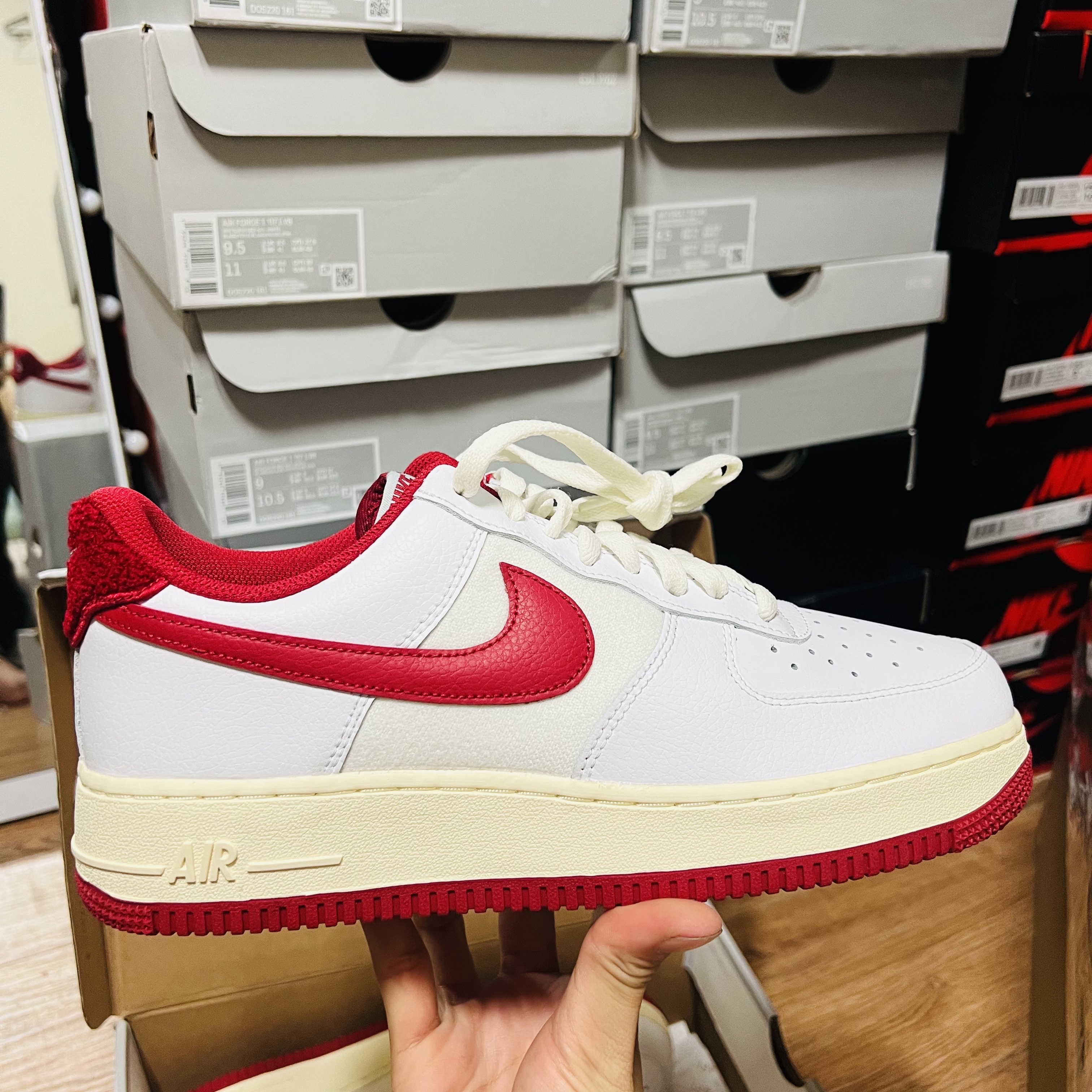 Nike Air Force 1 '07 LV8 Varsity White Gym Red 착용 스타일 - 1