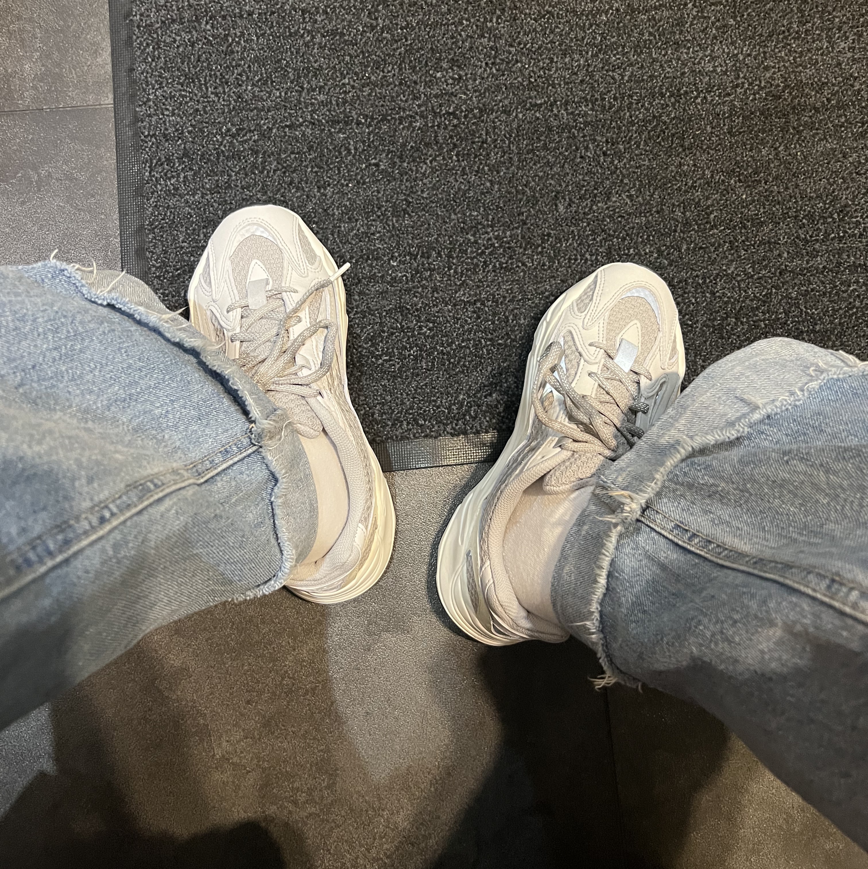 Adidas Yeezy Boost 700 V2 Static 2022 착용 스타일