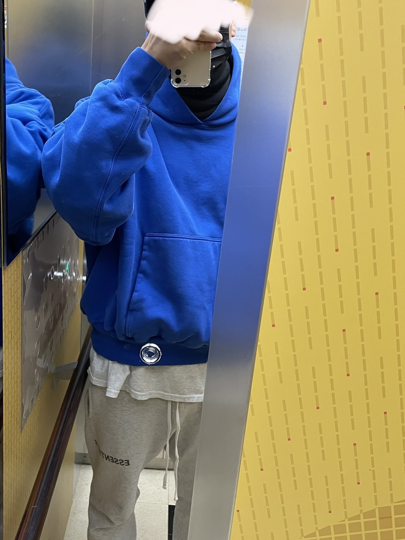 Yeezy Gap Hoodie Blue 착용 스타일