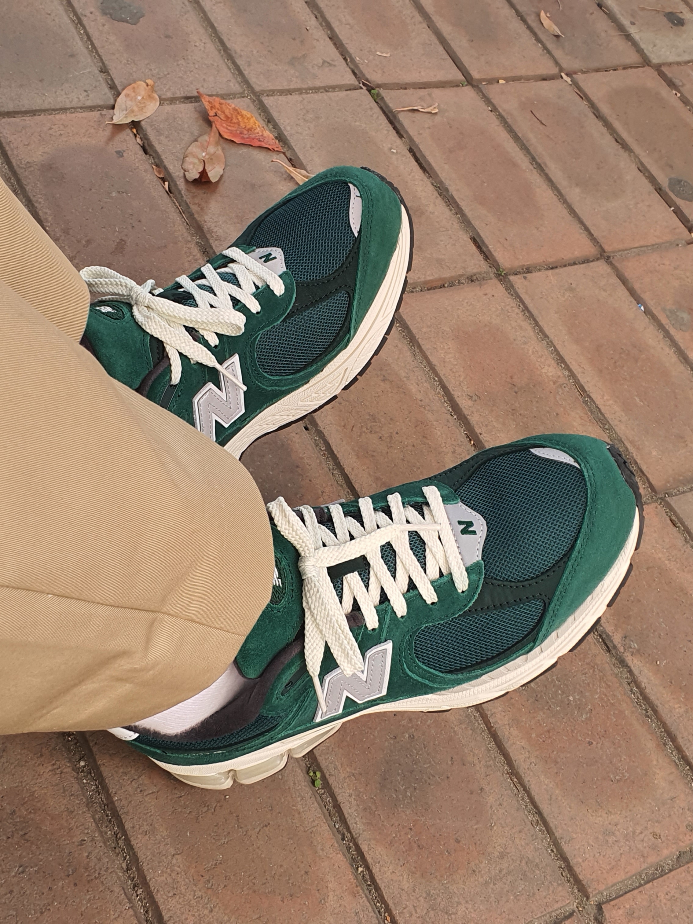 New Balance 2002R Nightwatch Green 착용 스타일 - 3