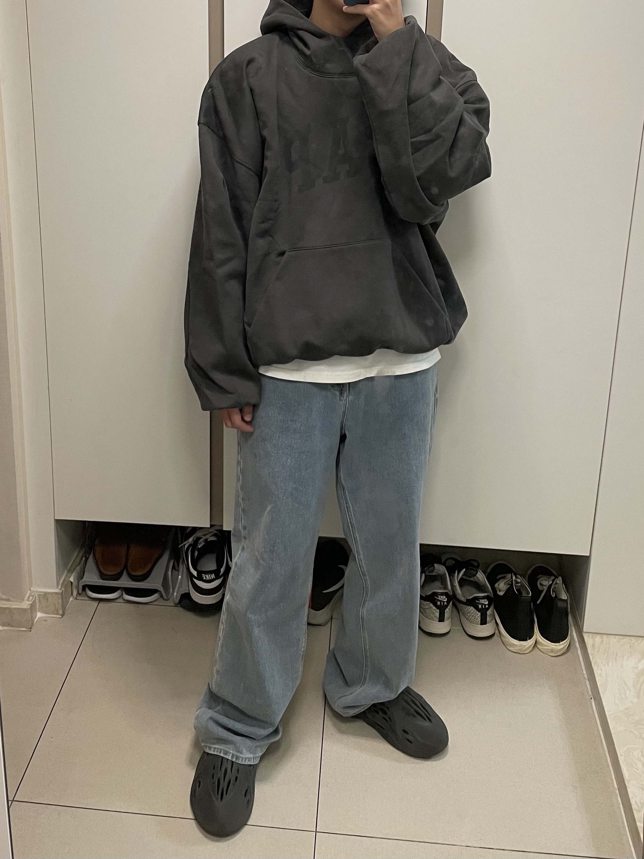 Yeezy Gap Engineered By Balenciaga Dove Hoodie Black, Adidas Yeezy Foam RNNR Onyx 착용 스타일