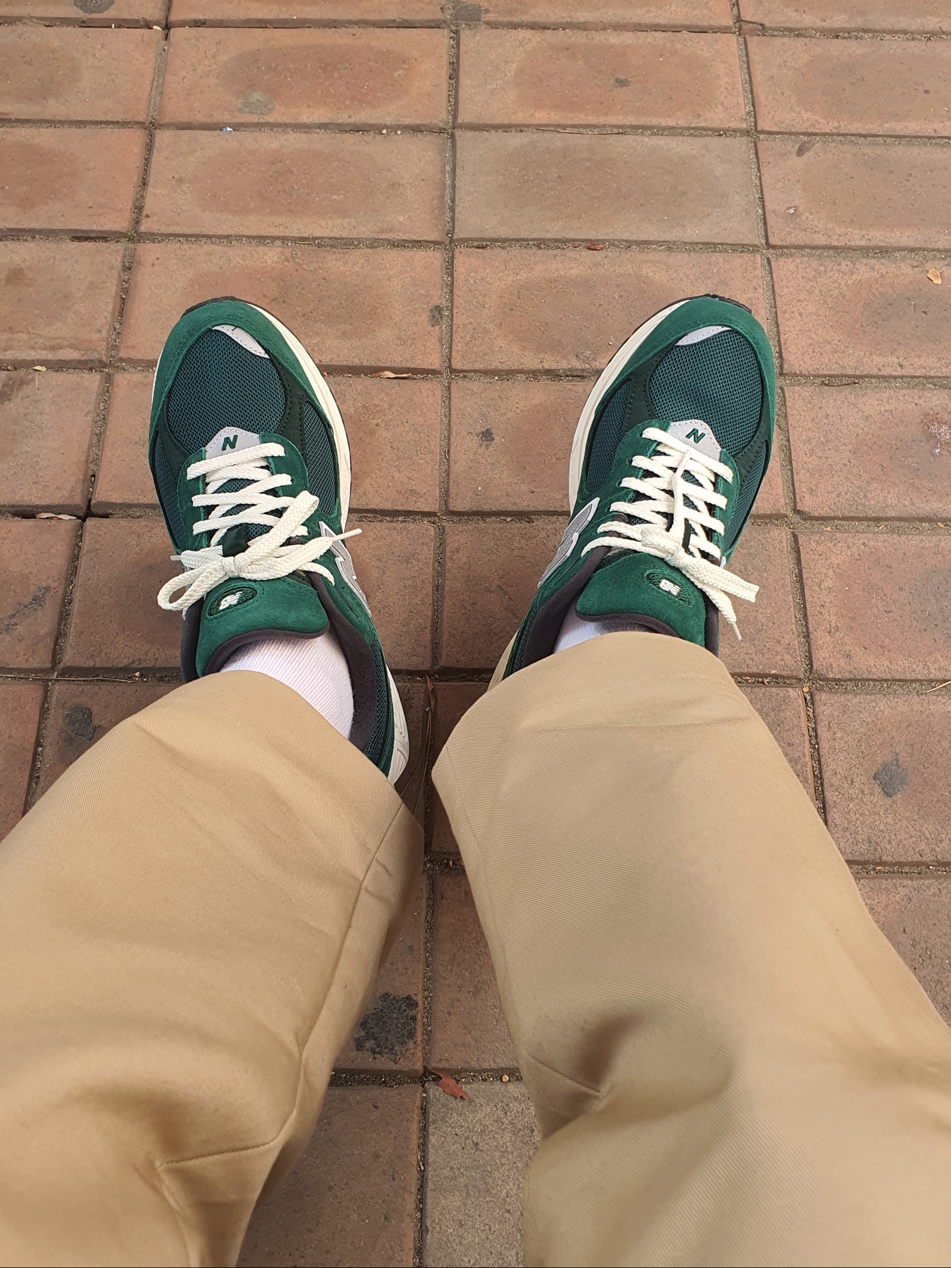 New Balance 2002R Nightwatch Green 착용 스타일 - 1