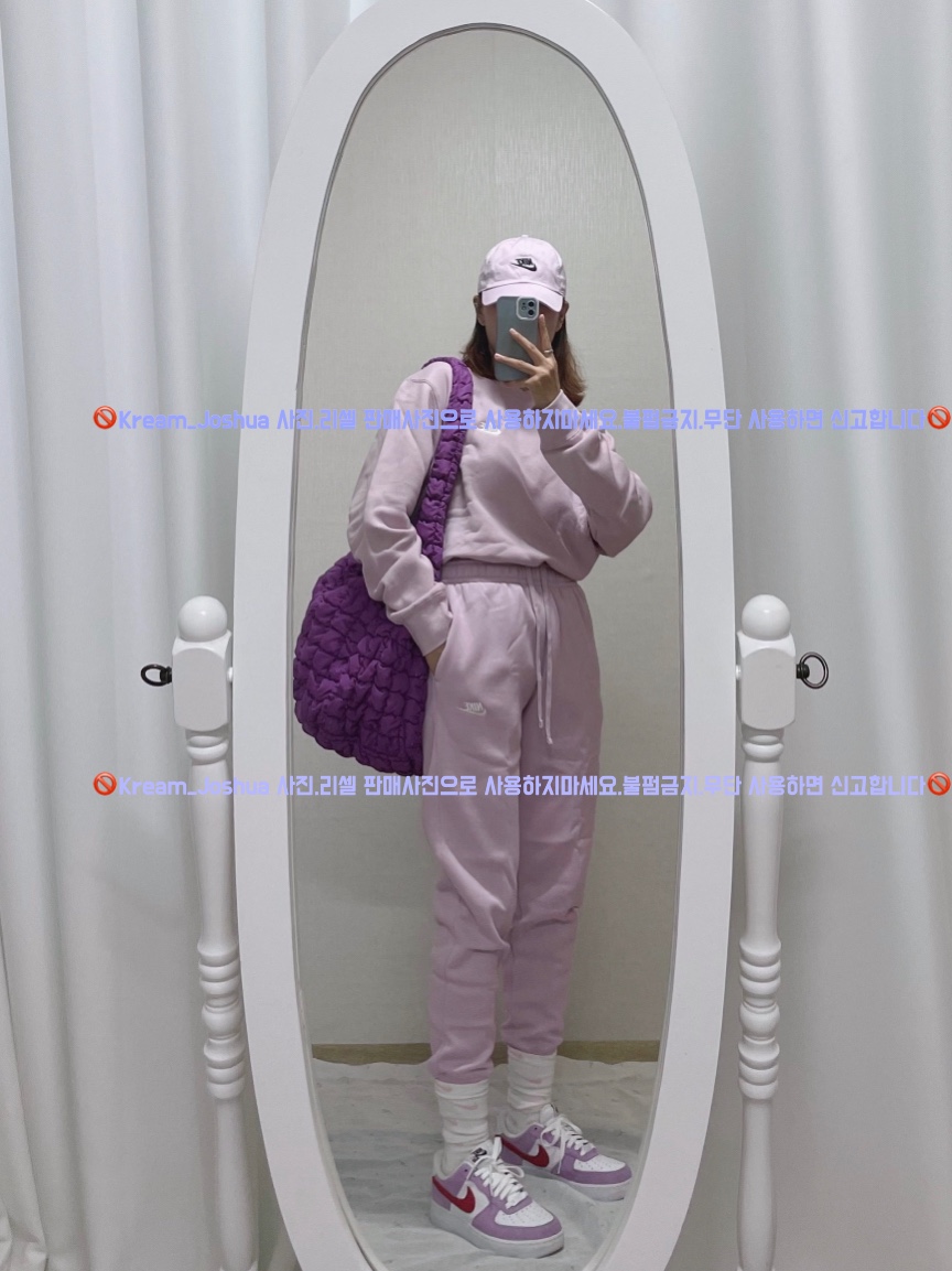 COS Quilted Oversized Shoulder Bag Purple 착용 스타일 - 1