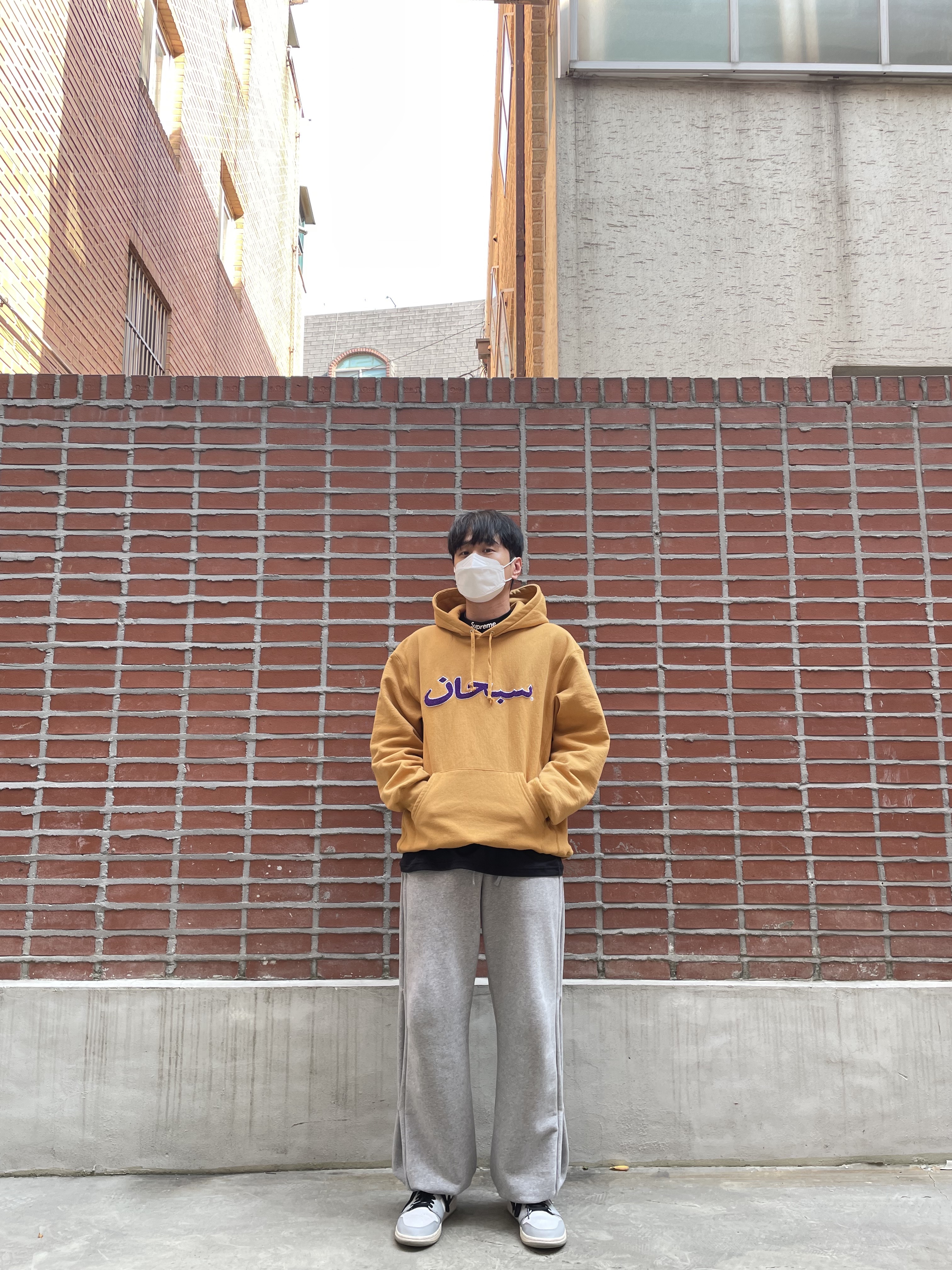 Supreme Arabic Logo Hooded Sweatshirt Light Mustard - 21FW, Supreme x Nike ACG Jersey Black - 22FW 착용 스타일 - 1
