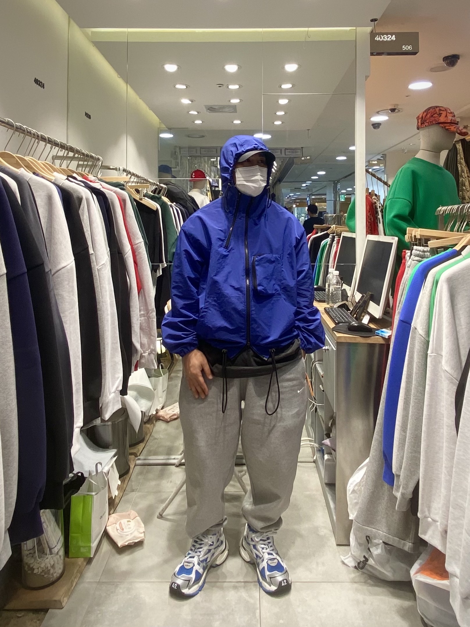 Nike NRG Solo Swoosh Fleece Pants Dark Grey Heather - Asia, Balenciaga Runner Sneakers Blue White 착용 스타일 - 2