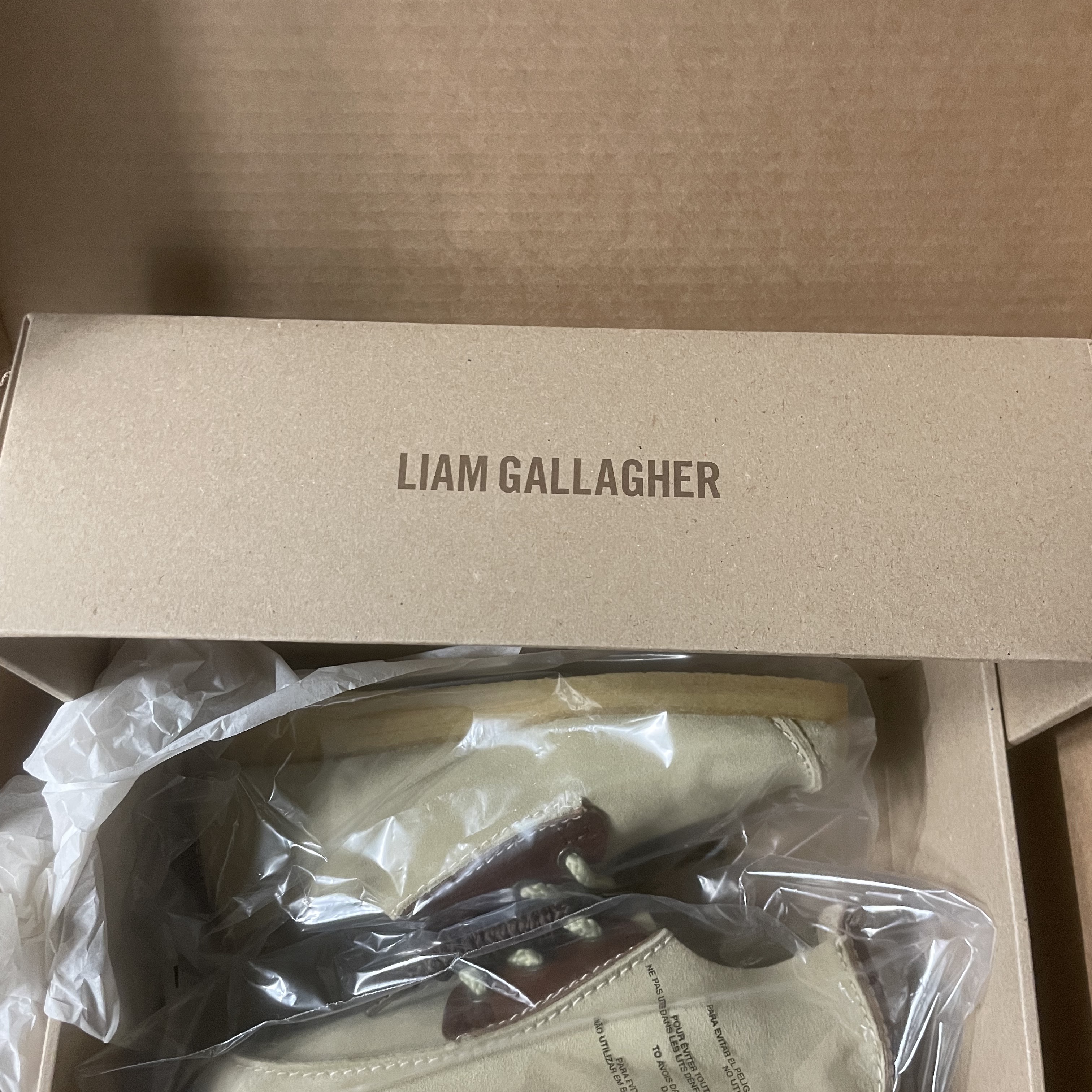 Clarks x Liam Gallagher LG Rambler Maple Suede 착용 스타일 - 2