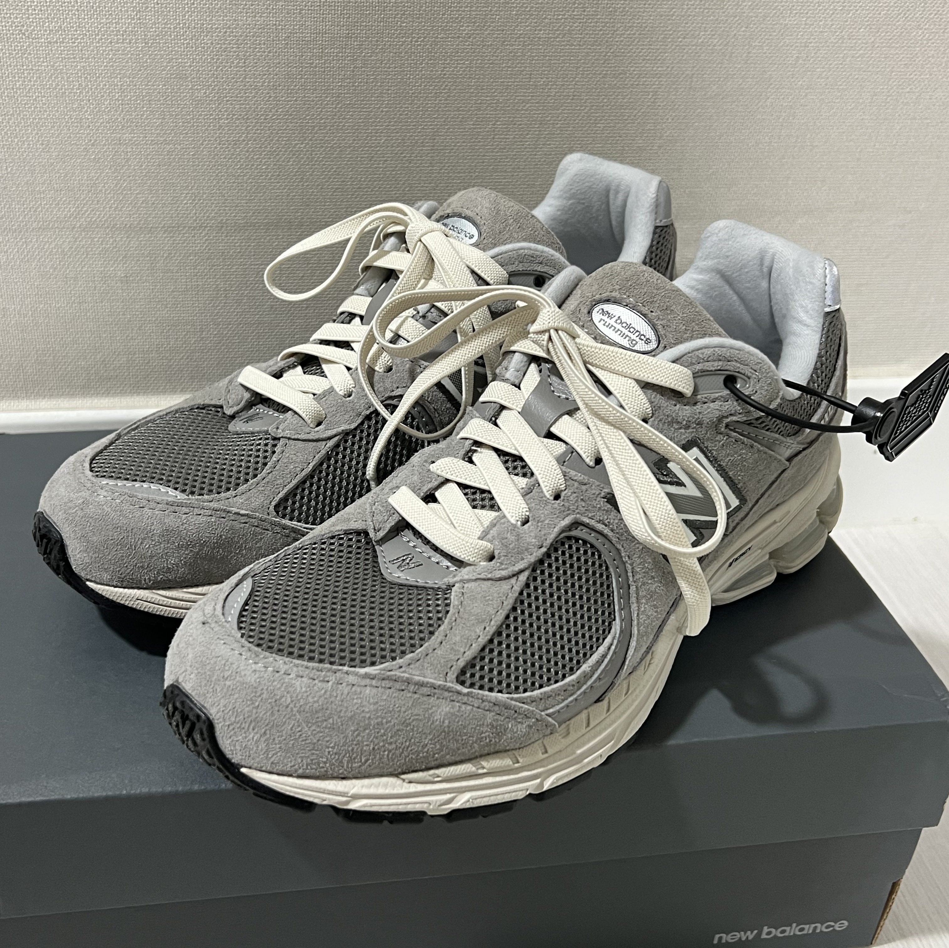 New Balance 2002R Grey 착용 스타일 - 1