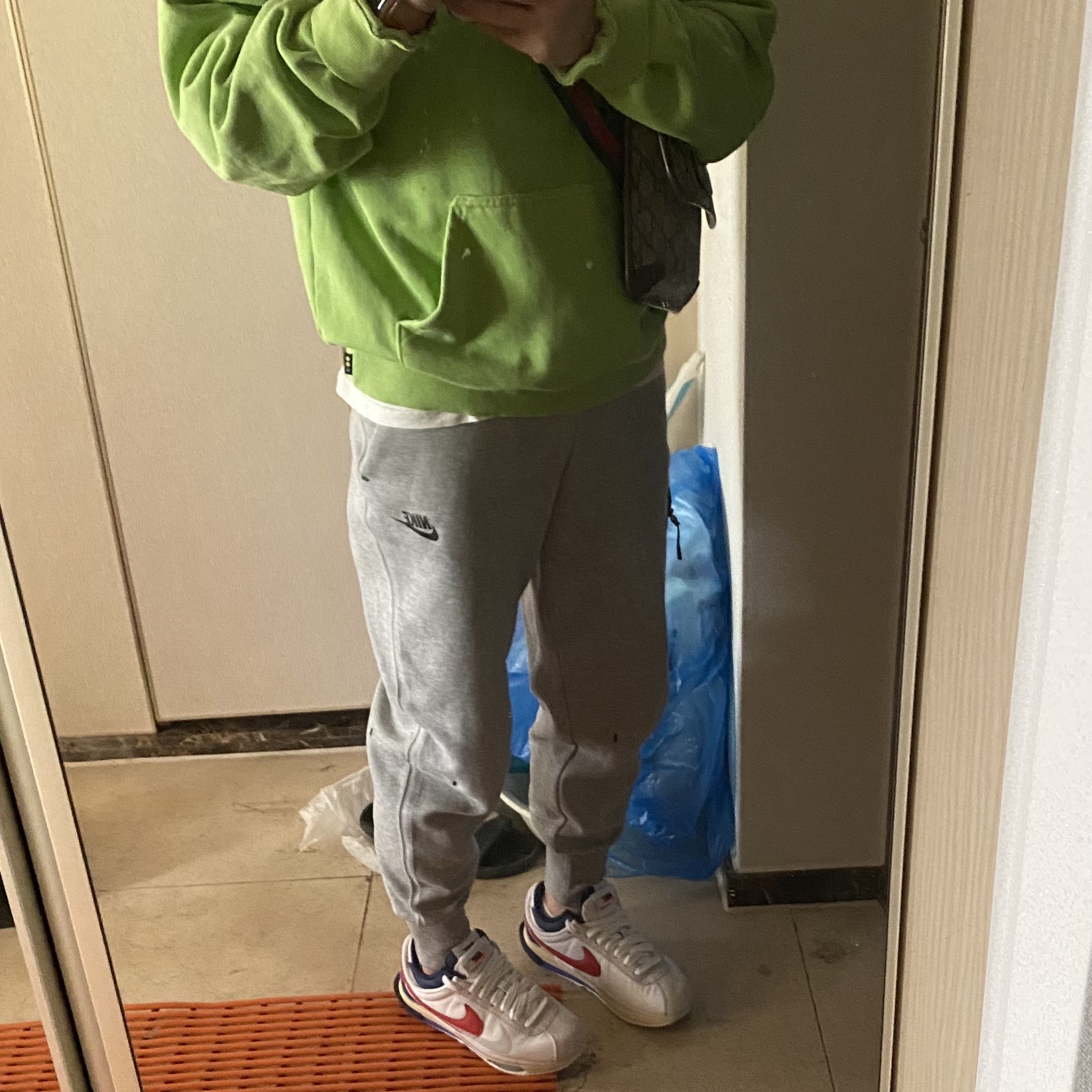 IAB Studio Pigment Hoodie & Sack Apple Green, Nike x Sacai Zoom Cortez SP White and University Red 착용 스타일