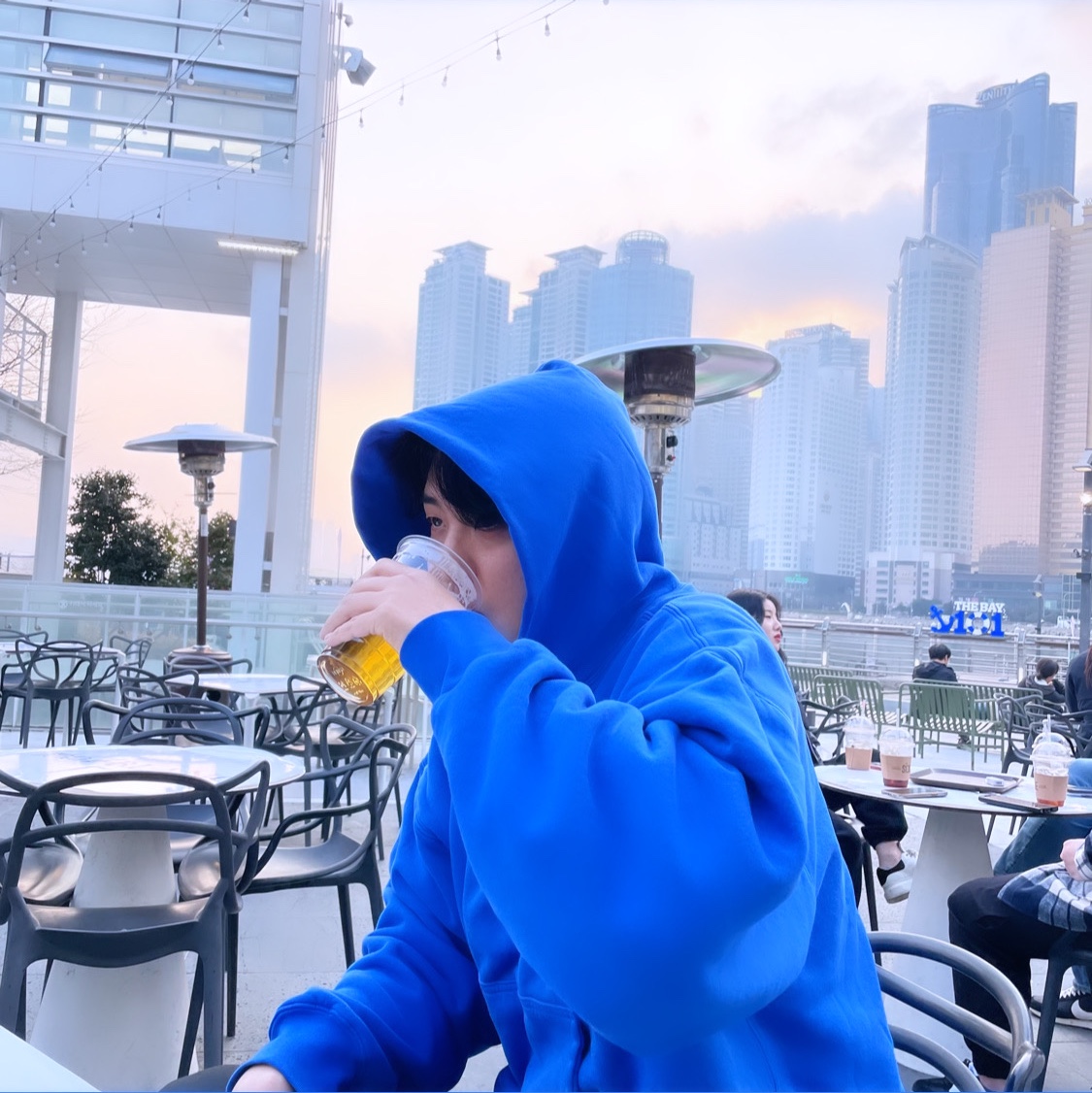 Yeezy Gap Hoodie Blue 착용 스타일
