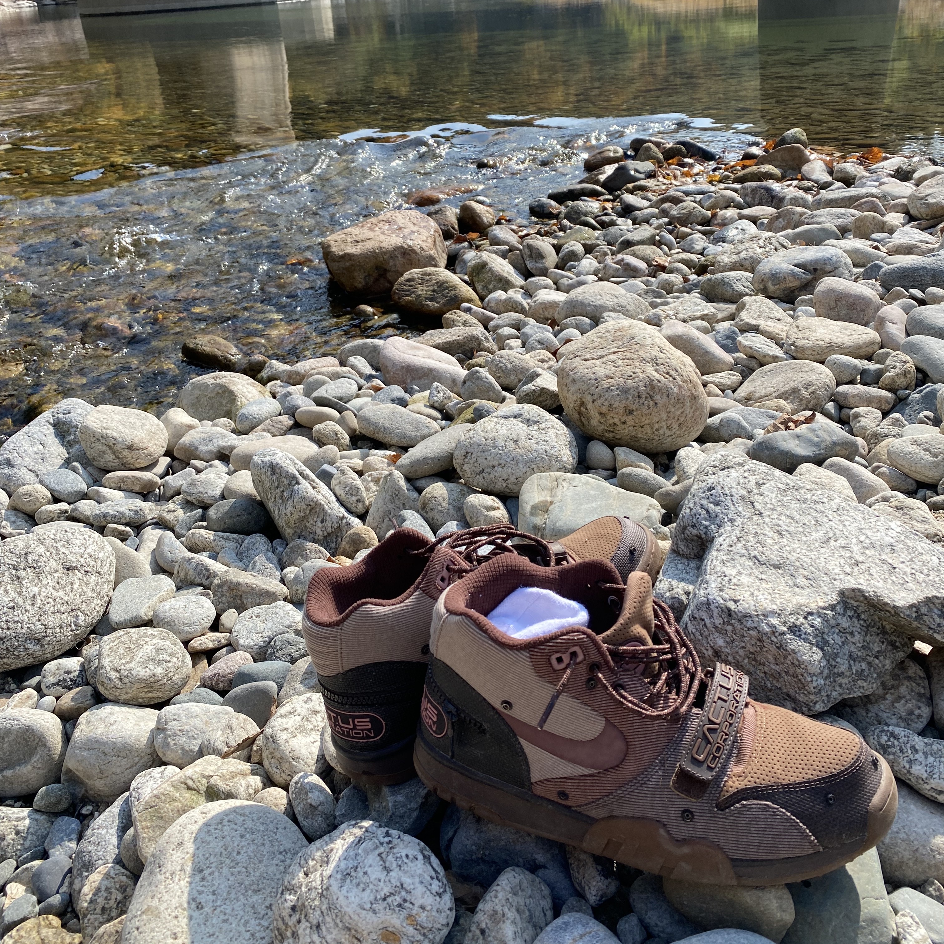 Nike x Travis Scott Air Trainer 1 Archaeo Brown and Rust Pink 착용 스타일