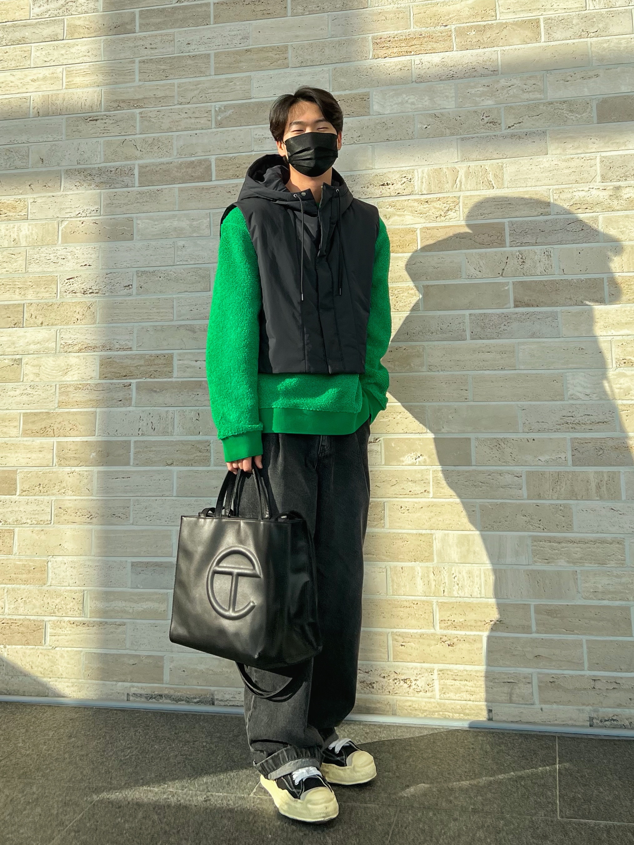 Maison Mihara Yasuhiro Hank VL OG Sole Canvas Low-top Sneakers Black, Telfar Medium Shopping Bag Black 착용 스타일 - 2