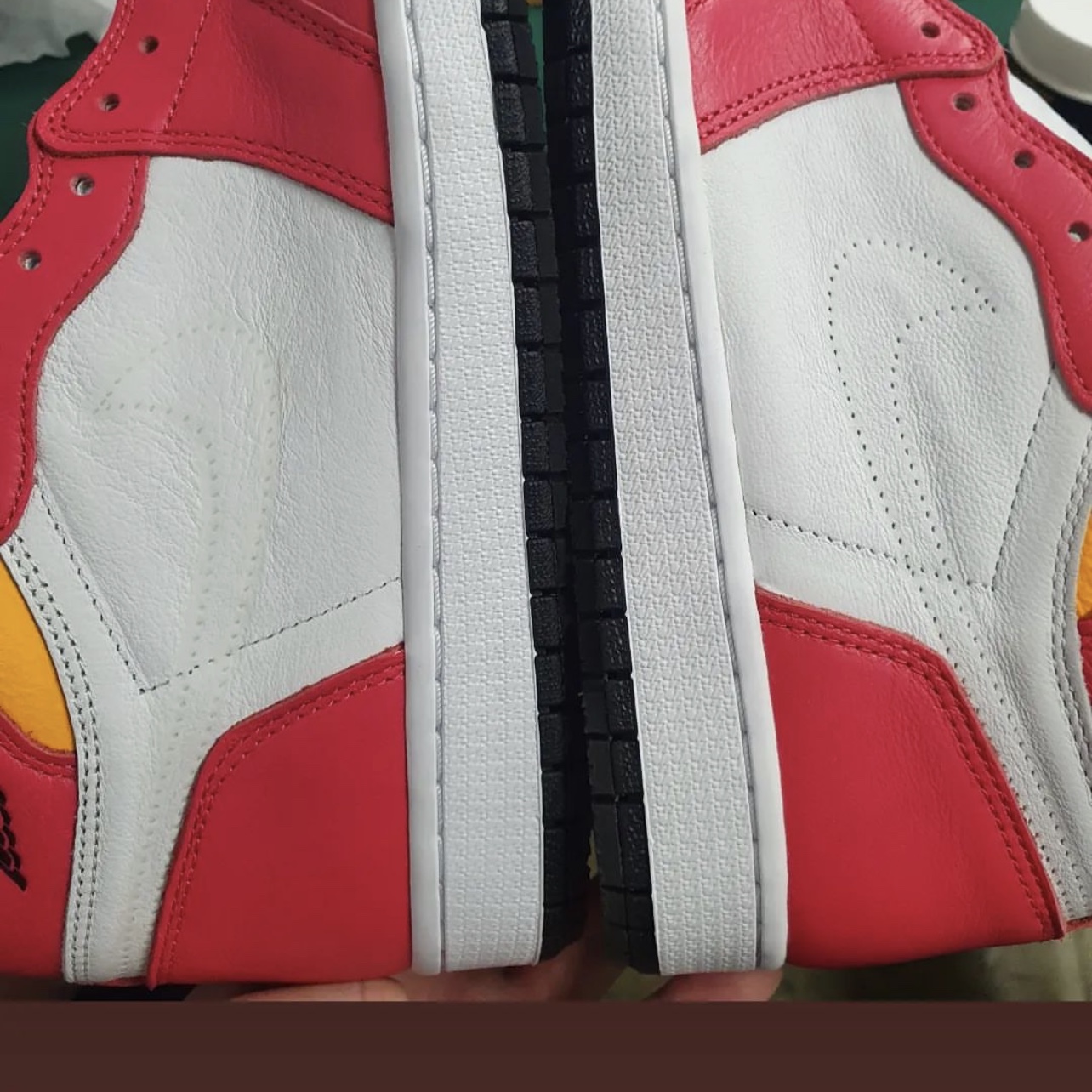 Jordan 1 Retro High OG Light Fusion Red 착용 스타일 - 5