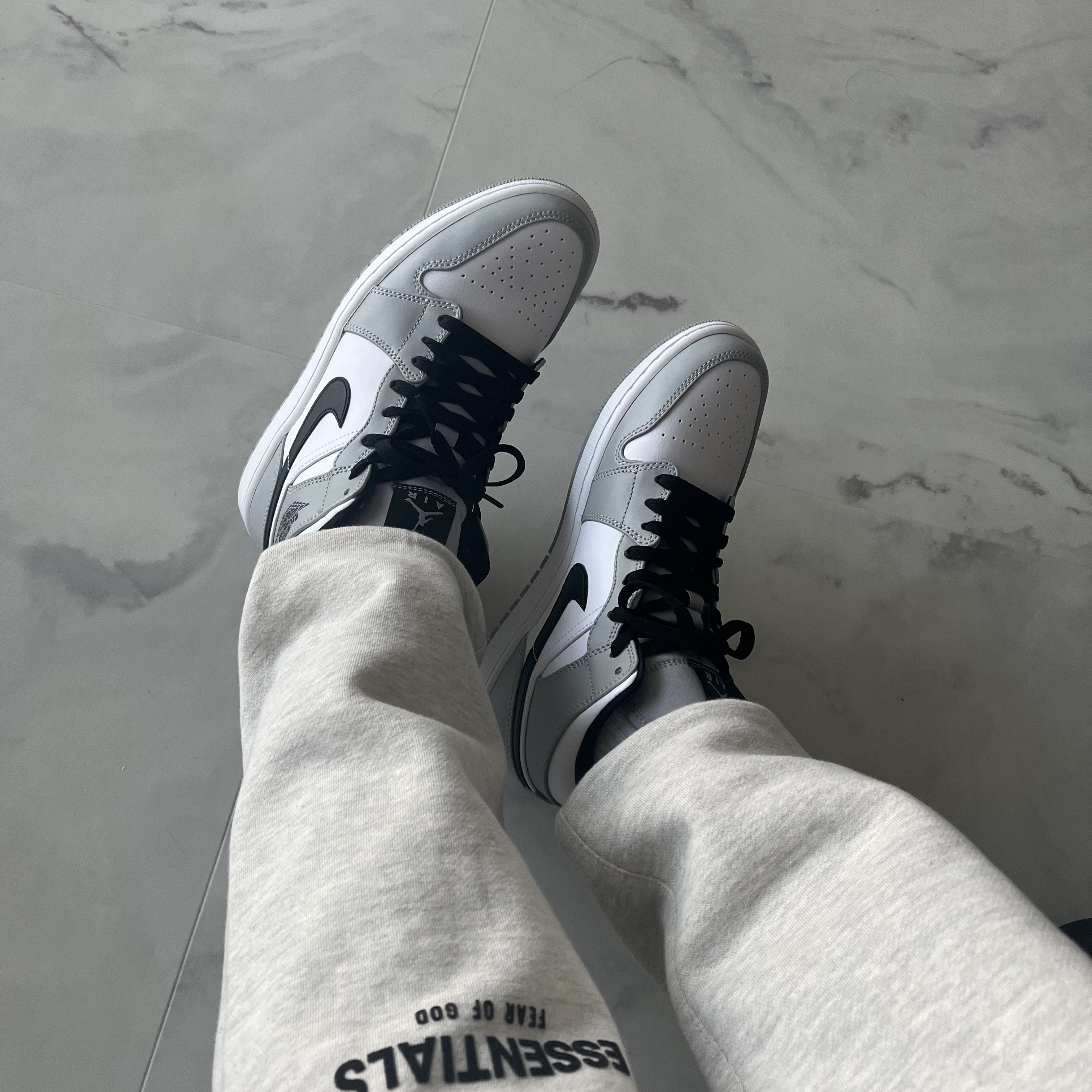 Jordan 1 Mid Light Smoke Grey, Essentials The Core Collection Sweatpants Light Oatmeal 착용 스타일