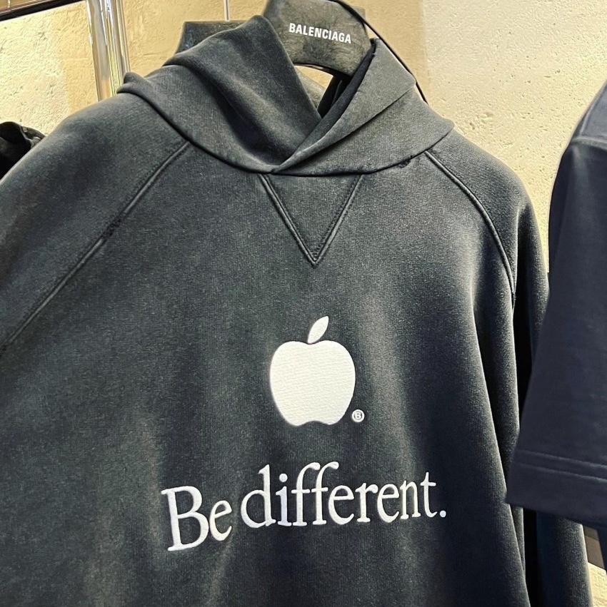Balenciaga Be Different Hoodie Black 착용 스타일 - 2