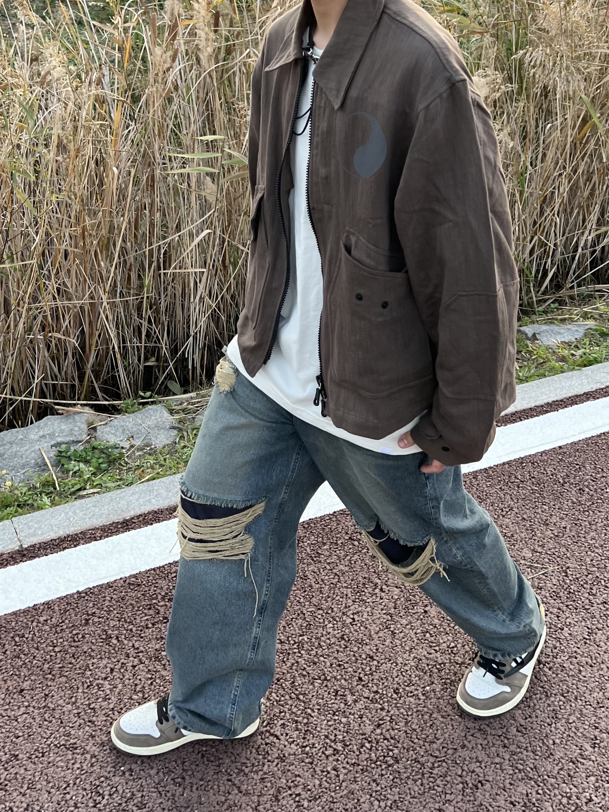Stussy x Our Legacy Work Shop Pararescue Jacket Mud Black Slub Twill, Jordan 1 x Travis Scott Retro High OG SP Mocha 착용 스타일 - 3