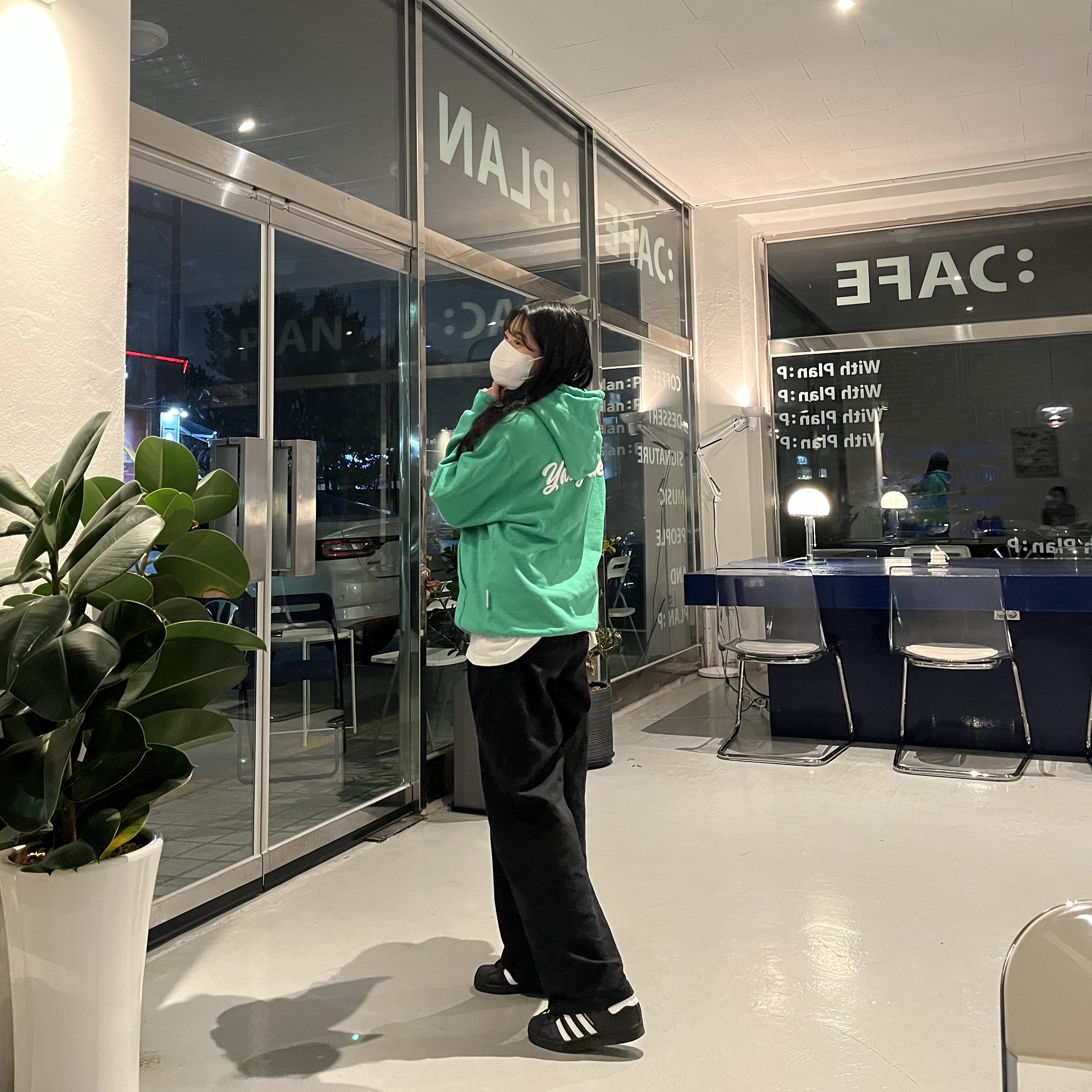 Adidas Superstar Core Black White 착용 스타일 - 2