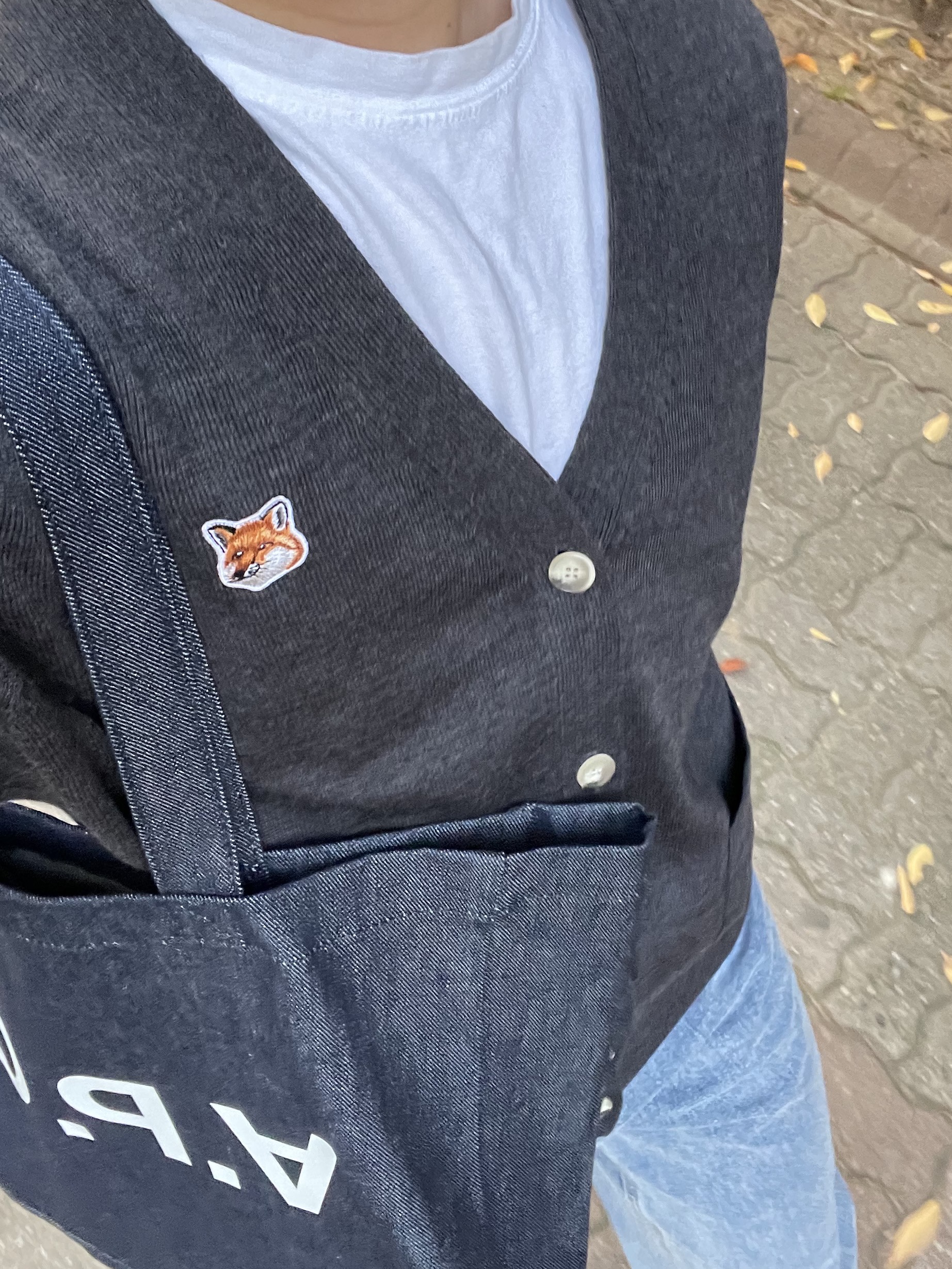 Maison Kitsune Fox Head Patch Classic Cardigan Anthracite Melange, A.P.C. Daniela Shopping Bag Indigo 착용 스타일