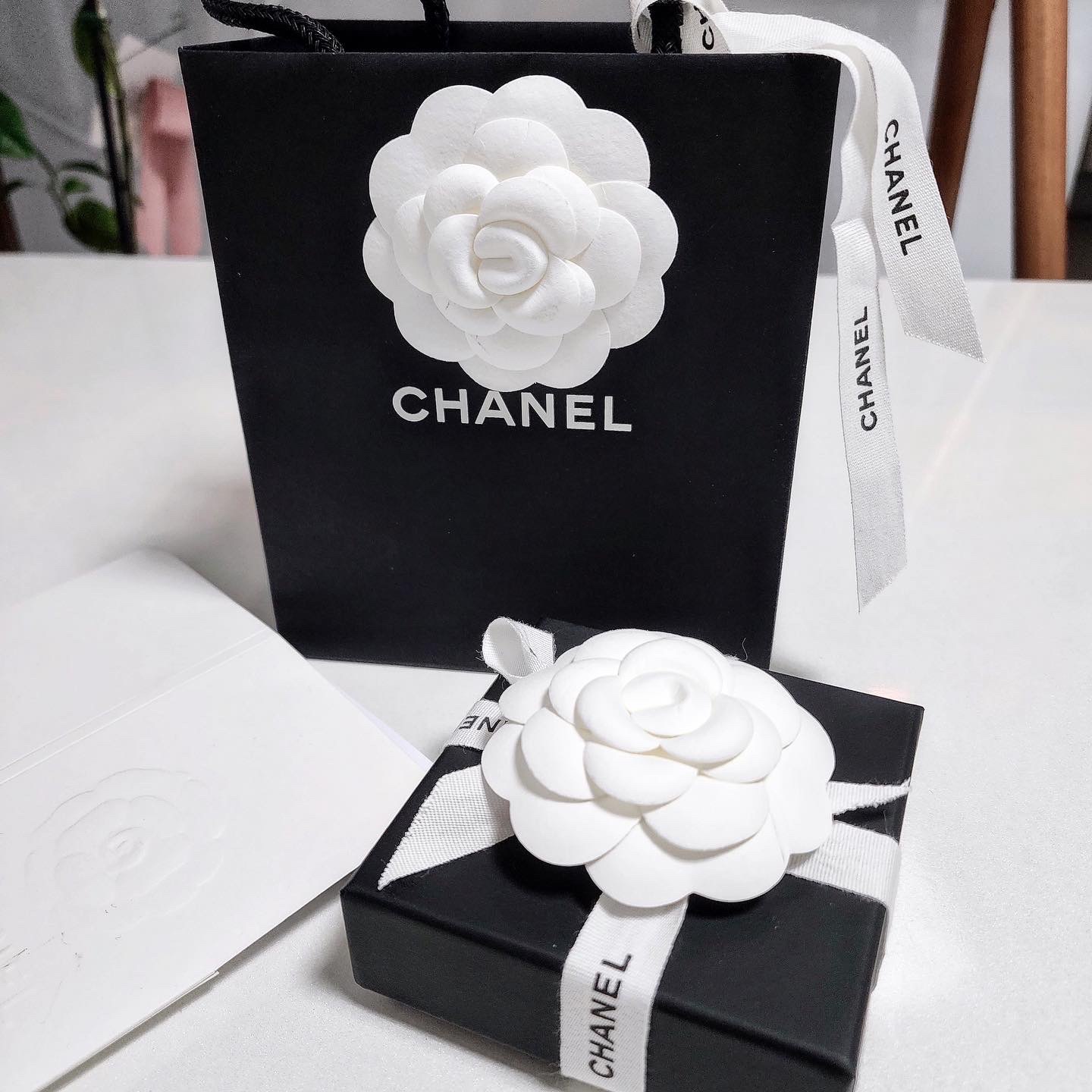 Chanel Brooch Lambskin & Gold Black 착용 스타일 - 1