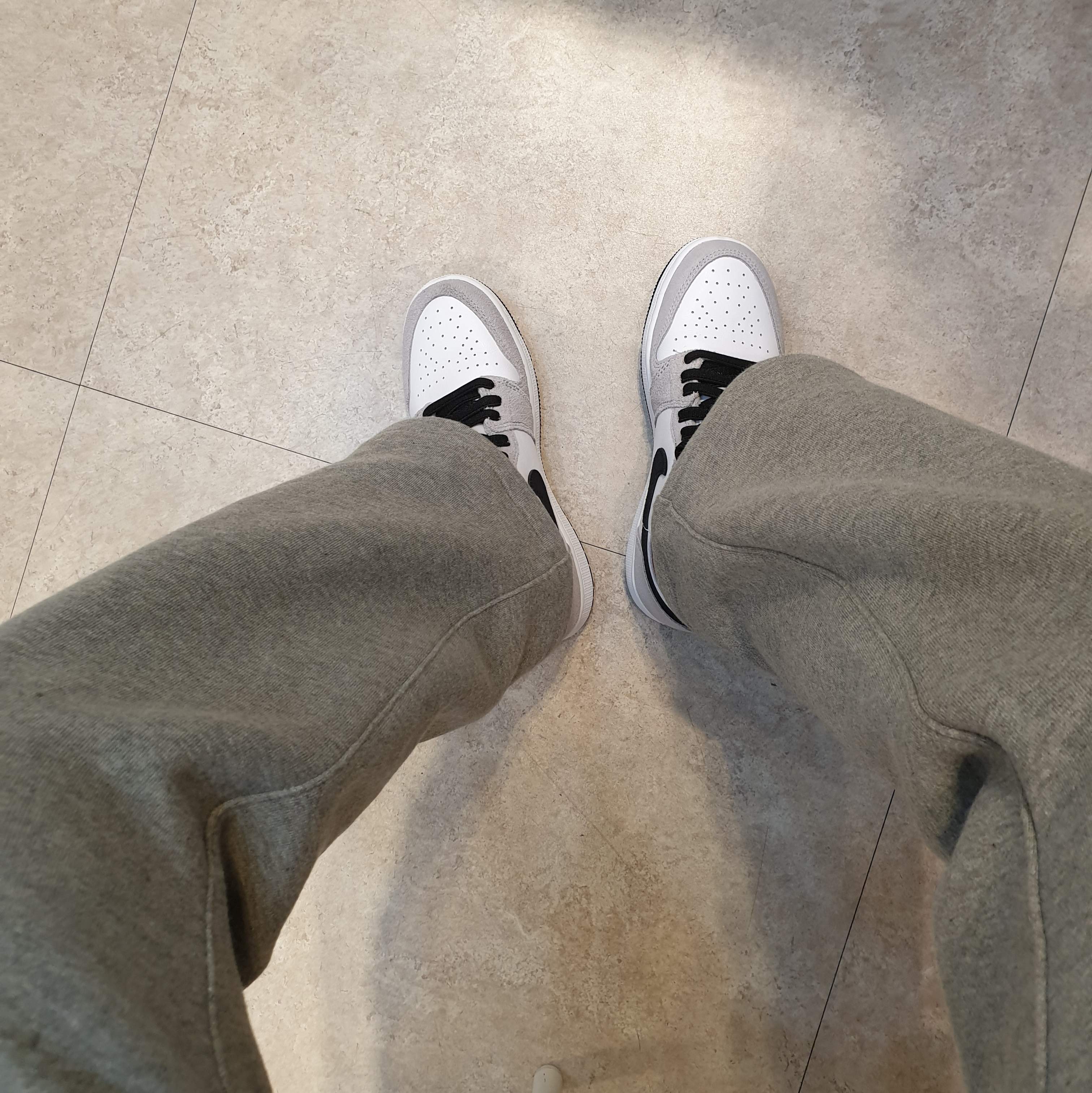 (GS) Jordan 1 Retro High OG Light Smoke Grey, Essentials The Core Collection Relaxed Sweatpants Dark Oatmeal 착용 스타일
