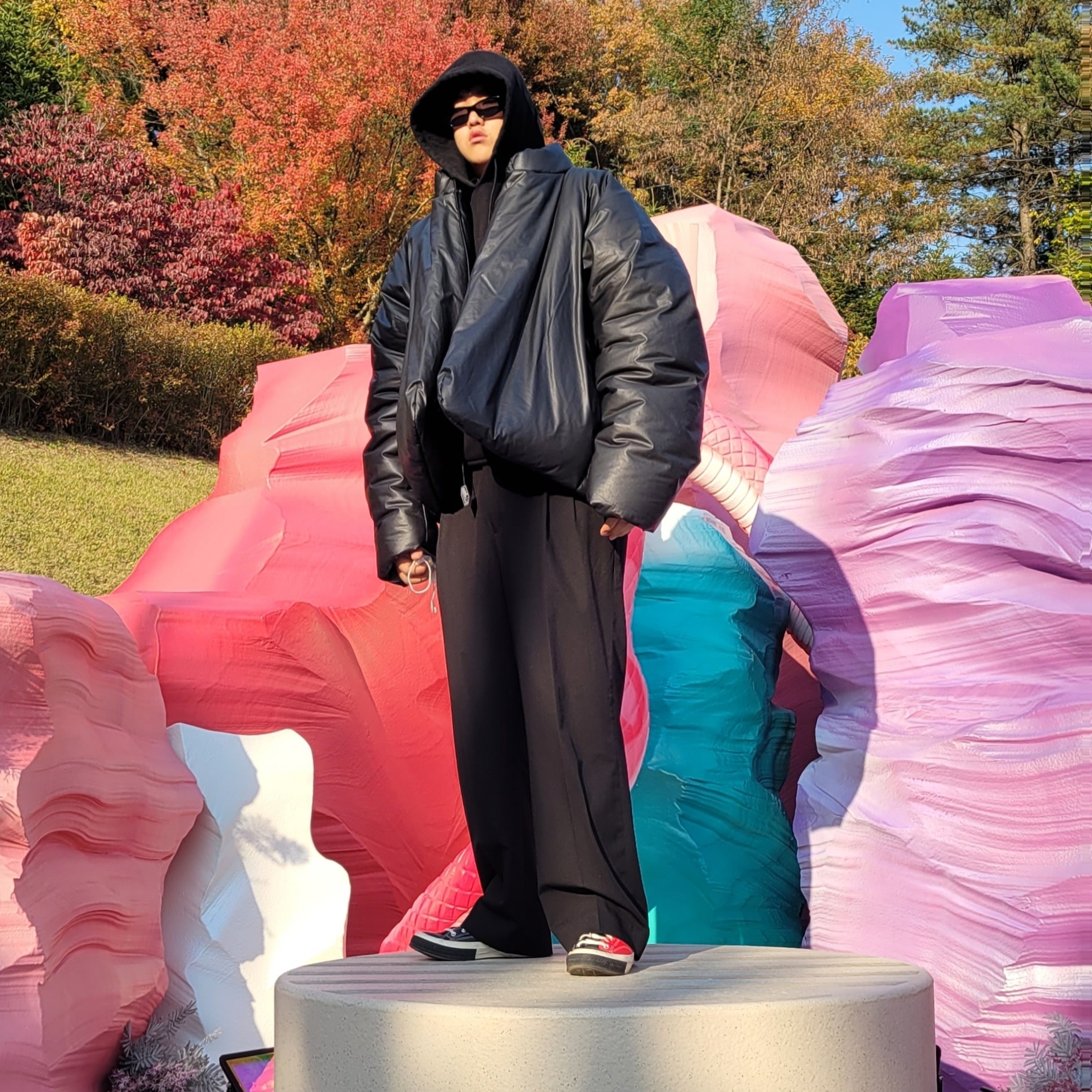 Yeezy Gap Round Jacket Black 착용 스타일
