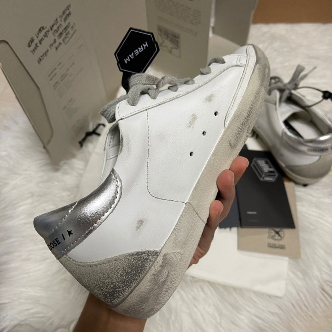 (W) Golden Goose Superstar White Silver Heel Tab Sneakers 착용 스타일 - 3