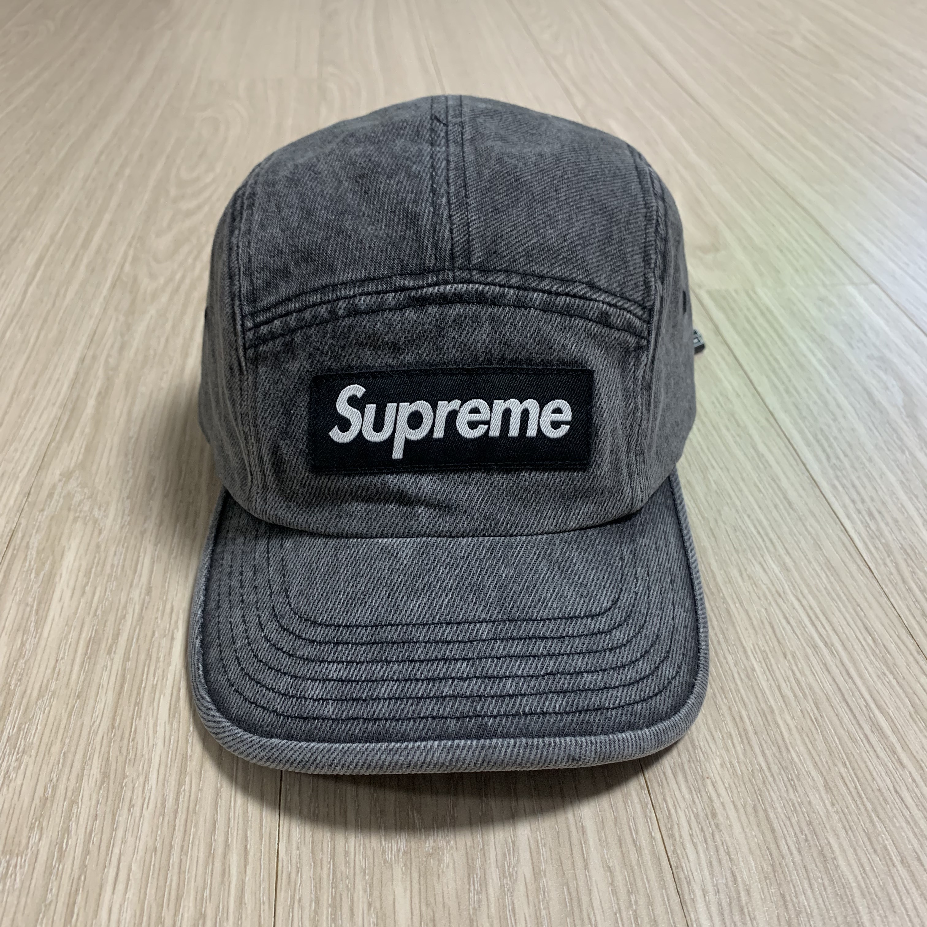Supreme Denim Camp Cap Washed Black - 22FW 착용 스타일 - 2