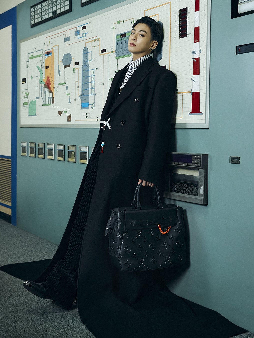 Louis Vuitton Steamer Tote Debossed Monogram Motif Black 착용 스타일