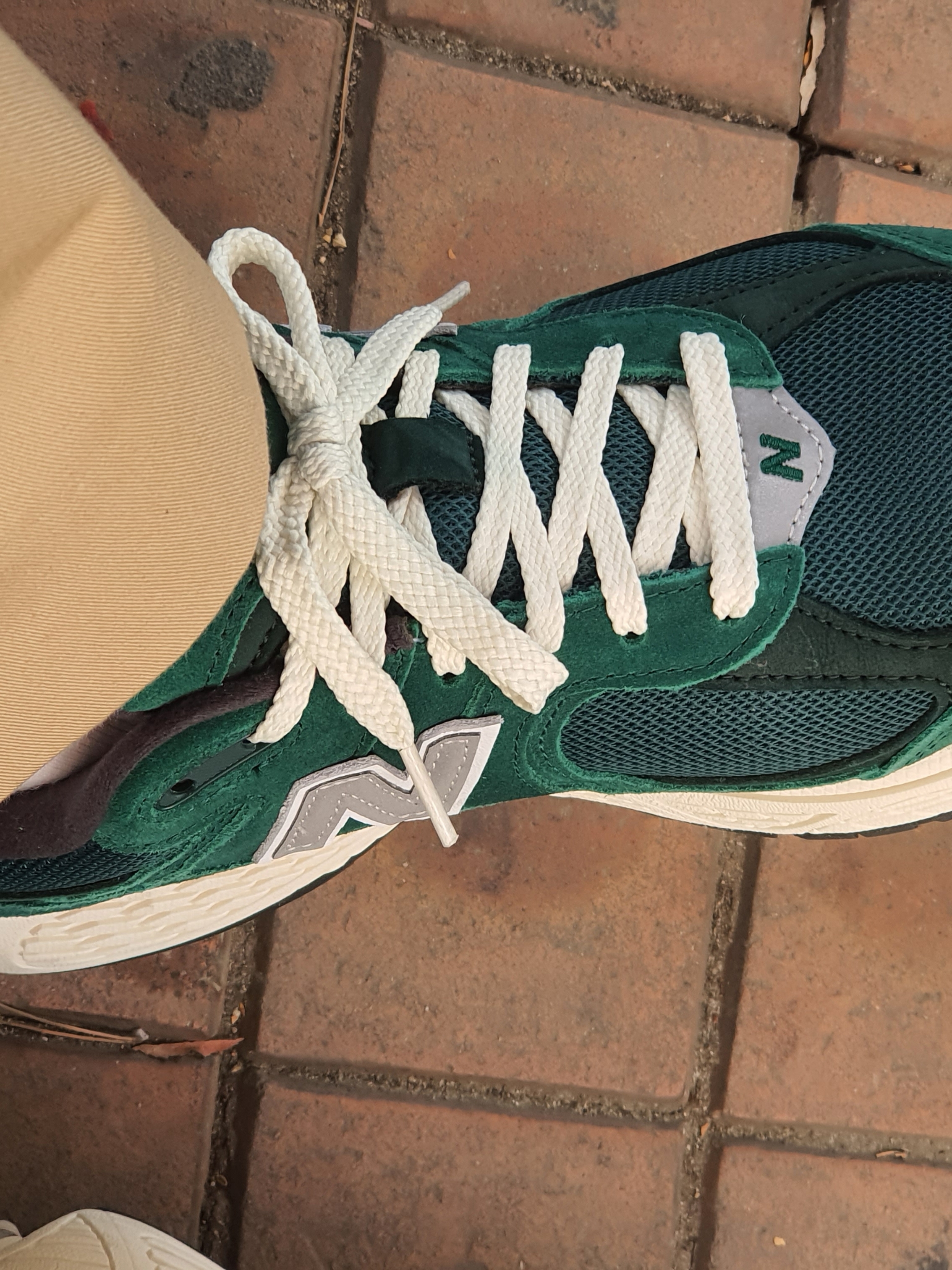 New Balance 2002R Nightwatch Green 착용 스타일 - 2