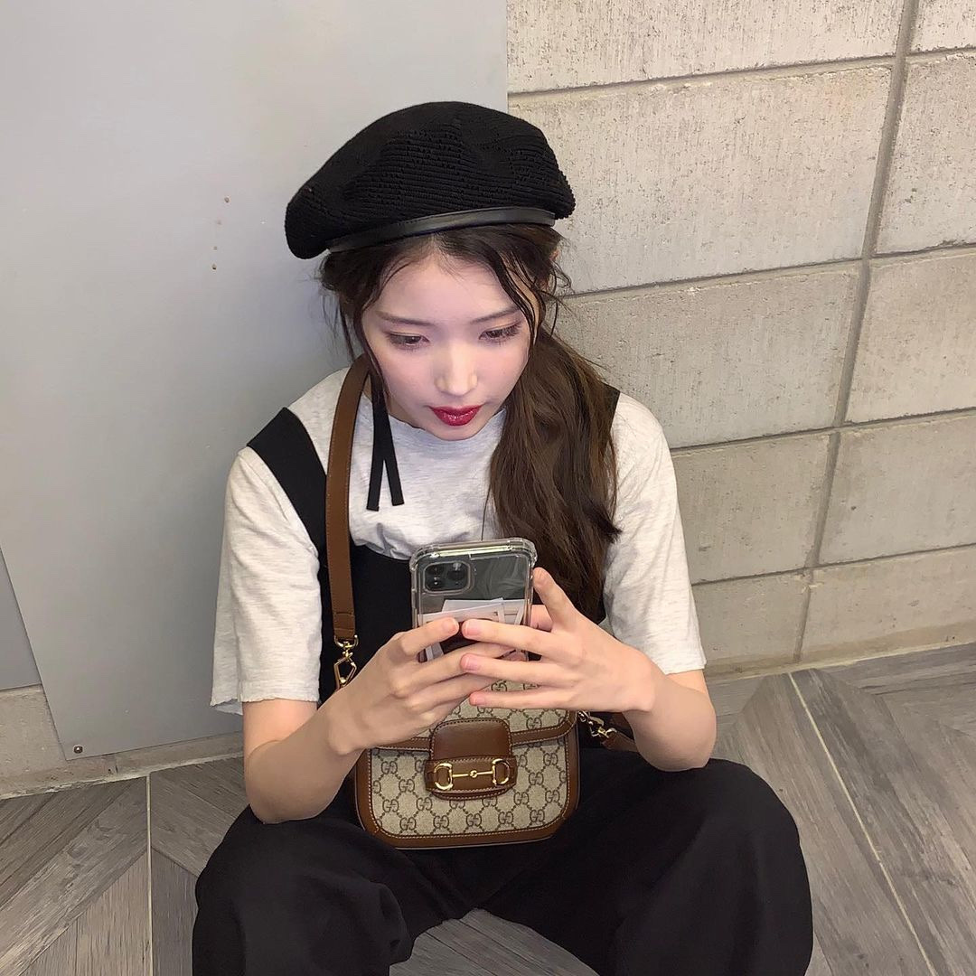 Gucci Horsebit 1955 Shoulder Bag Beige Ebony 착용 스타일 - 3