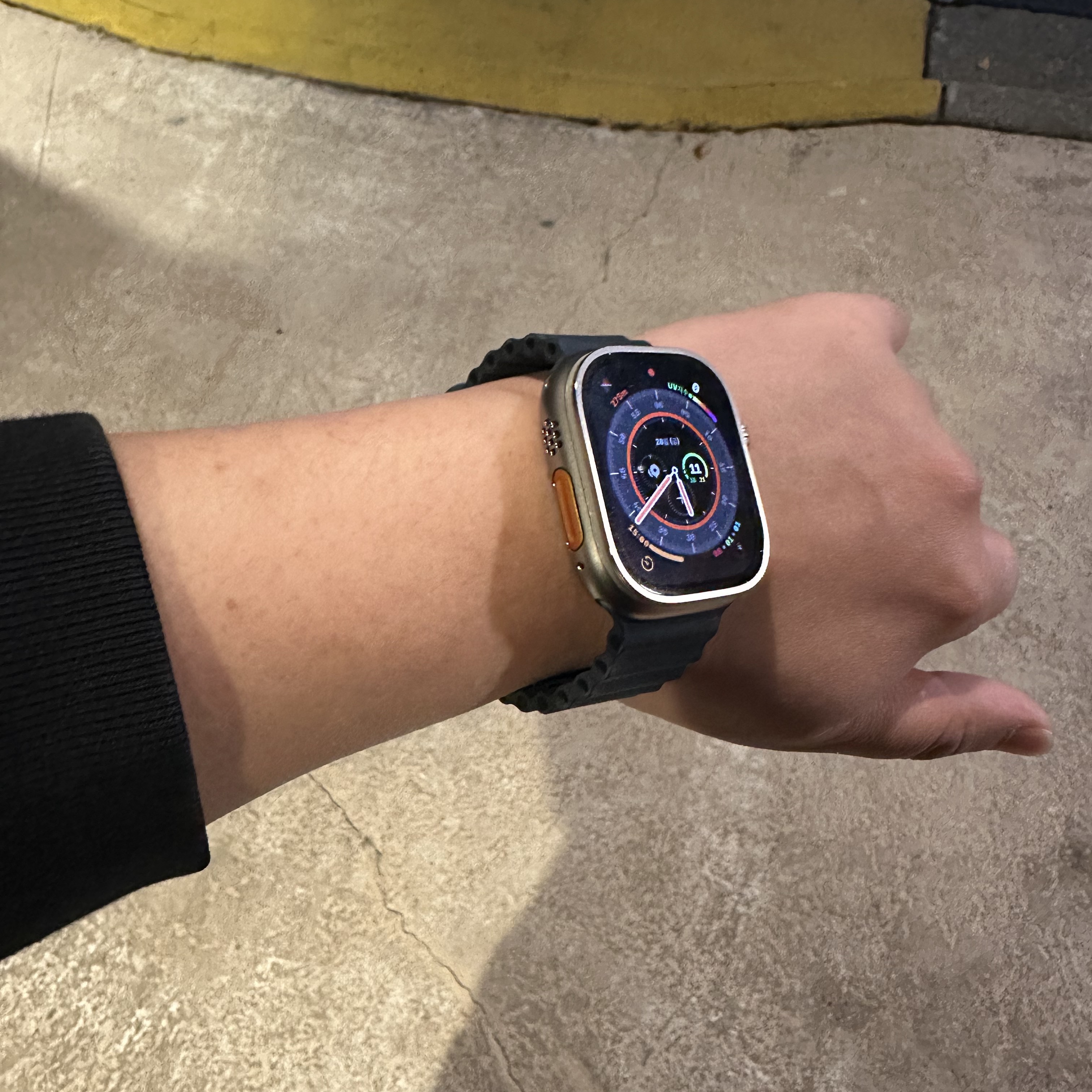 Apple Watch Ultra 49mm Titanium Case with Ocean Band Midnight (Korean Ver.) 착용 스타일