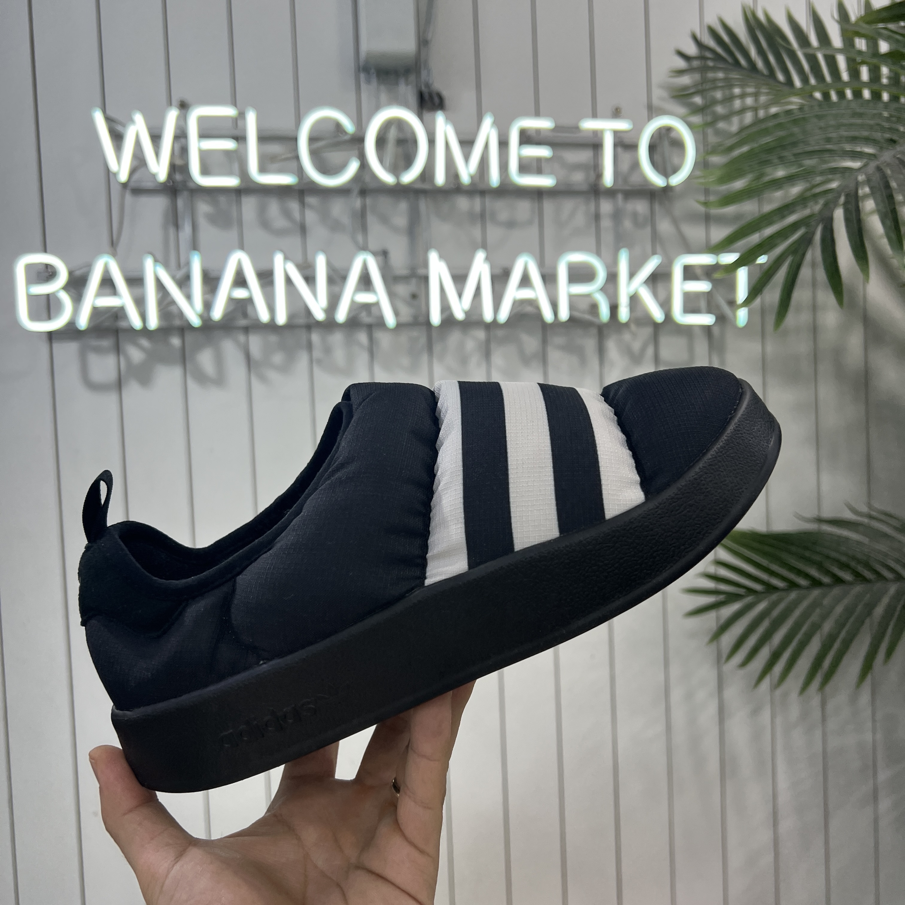 Adidas Puffylette Core Black 착용 스타일 - 1