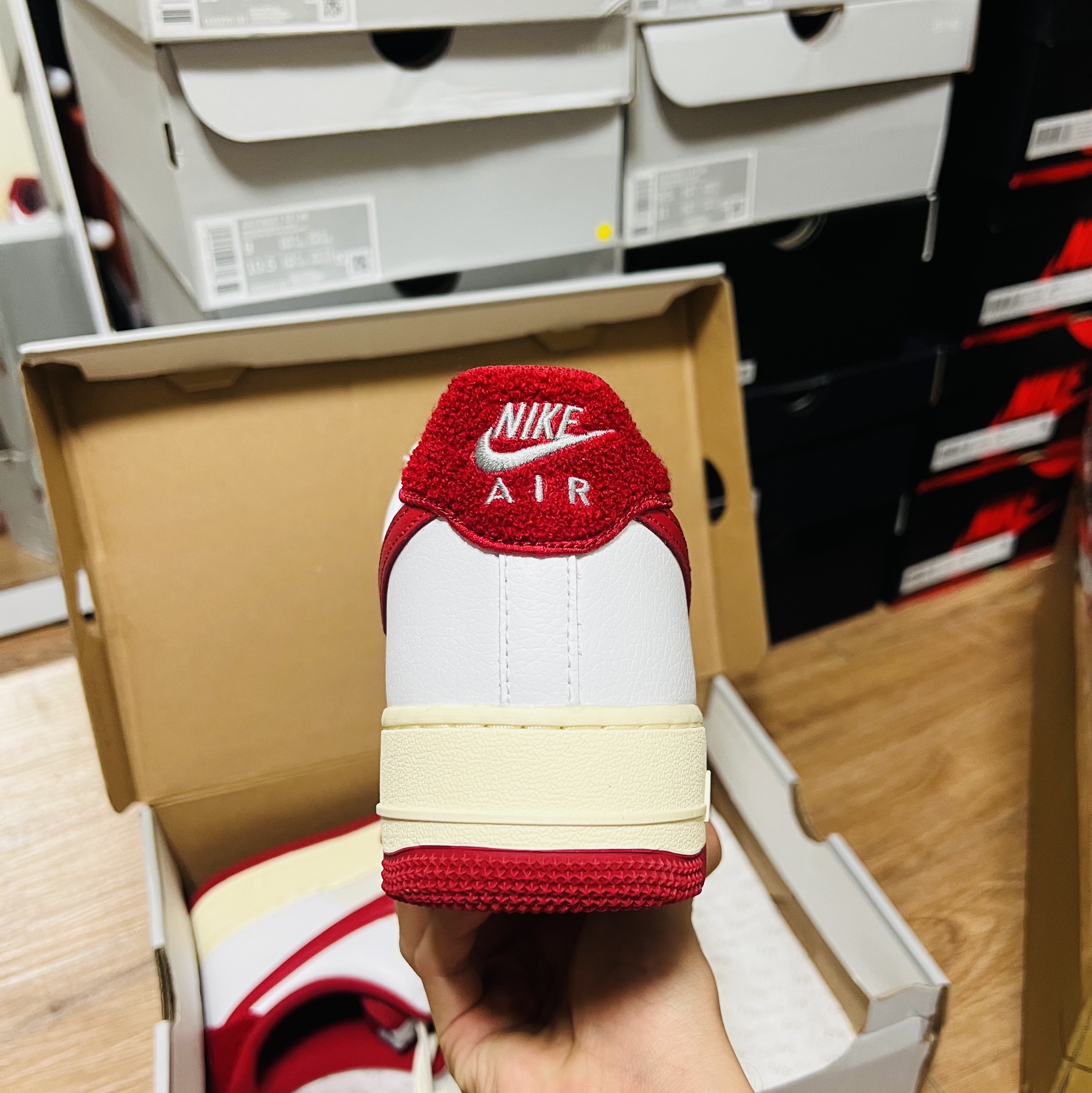Nike Air Force 1 '07 LV8 Varsity White Gym Red 착용 스타일 - 4