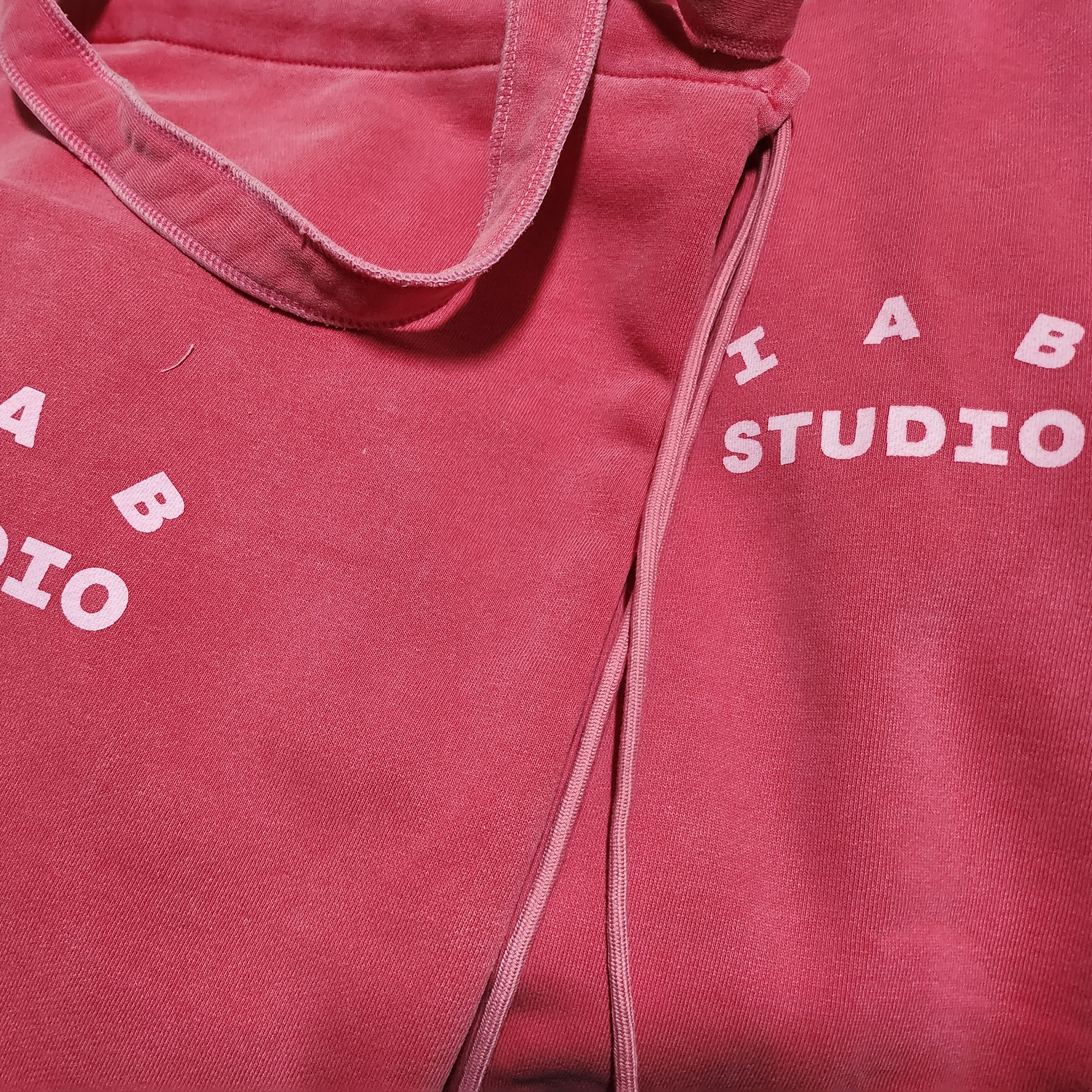 IAB Studio Pigment Hoodie & Sack Coral 착용 스타일