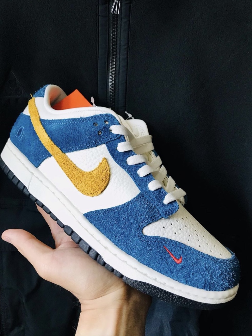 Nike x Kasina Dunk Low 80's Bus, Jordan 1 Retro High OG Black Mocha 착용 스타일 - 3