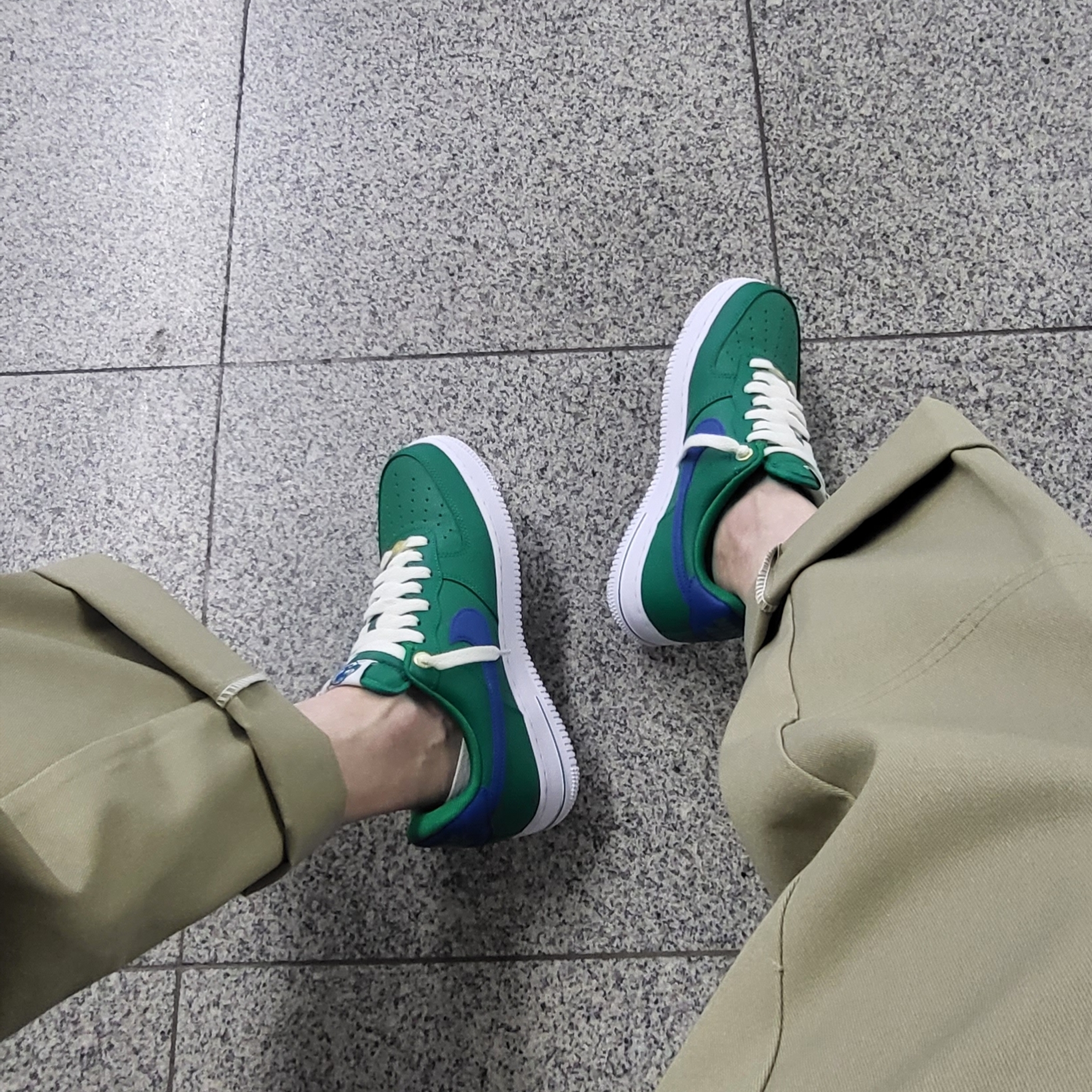 Nike Air Force 1 '07 LV8 40th Anniversary Join Forces Malachite Blue Jay 착용 스타일