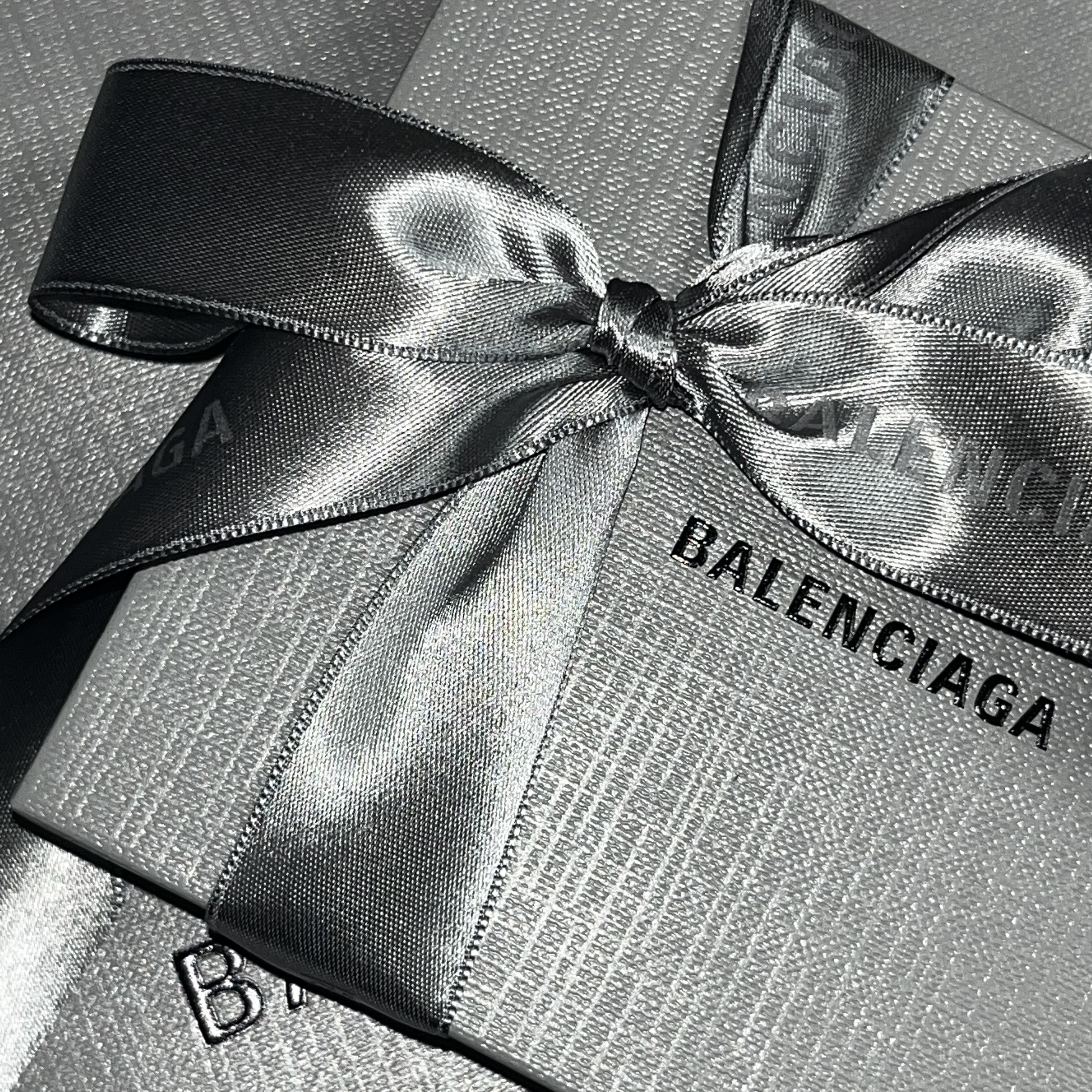 Balenciaga Glitter Material Cash Card Holder Grey 착용 스타일 - 2