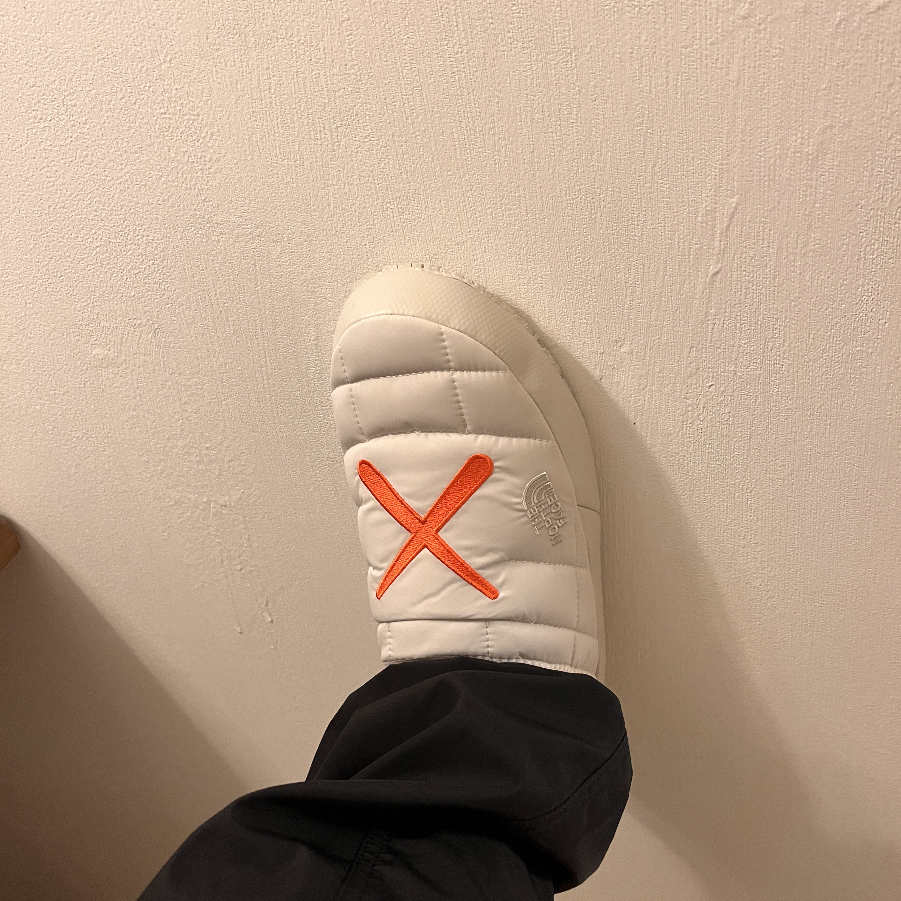 The North Face x Kaws Thermoball Traction Mule VS Moonlight Ivory Orange - 22FW 착용 스타일 - 4