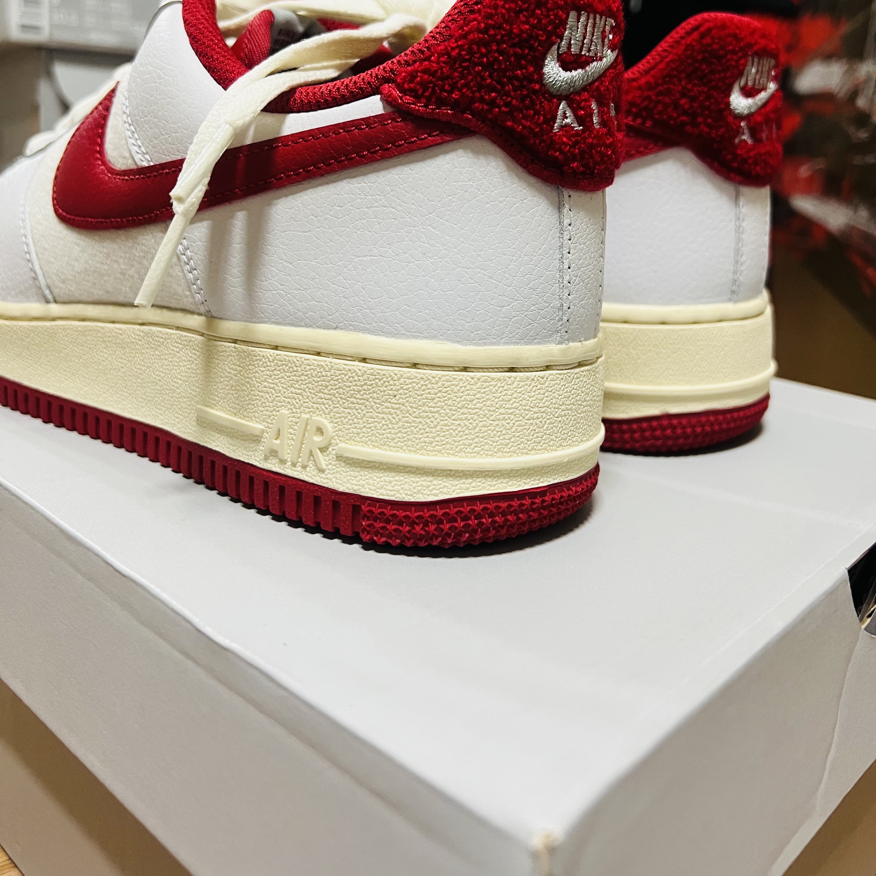 Nike Air Force 1 '07 LV8 Varsity White Gym Red 착용 스타일 - 2