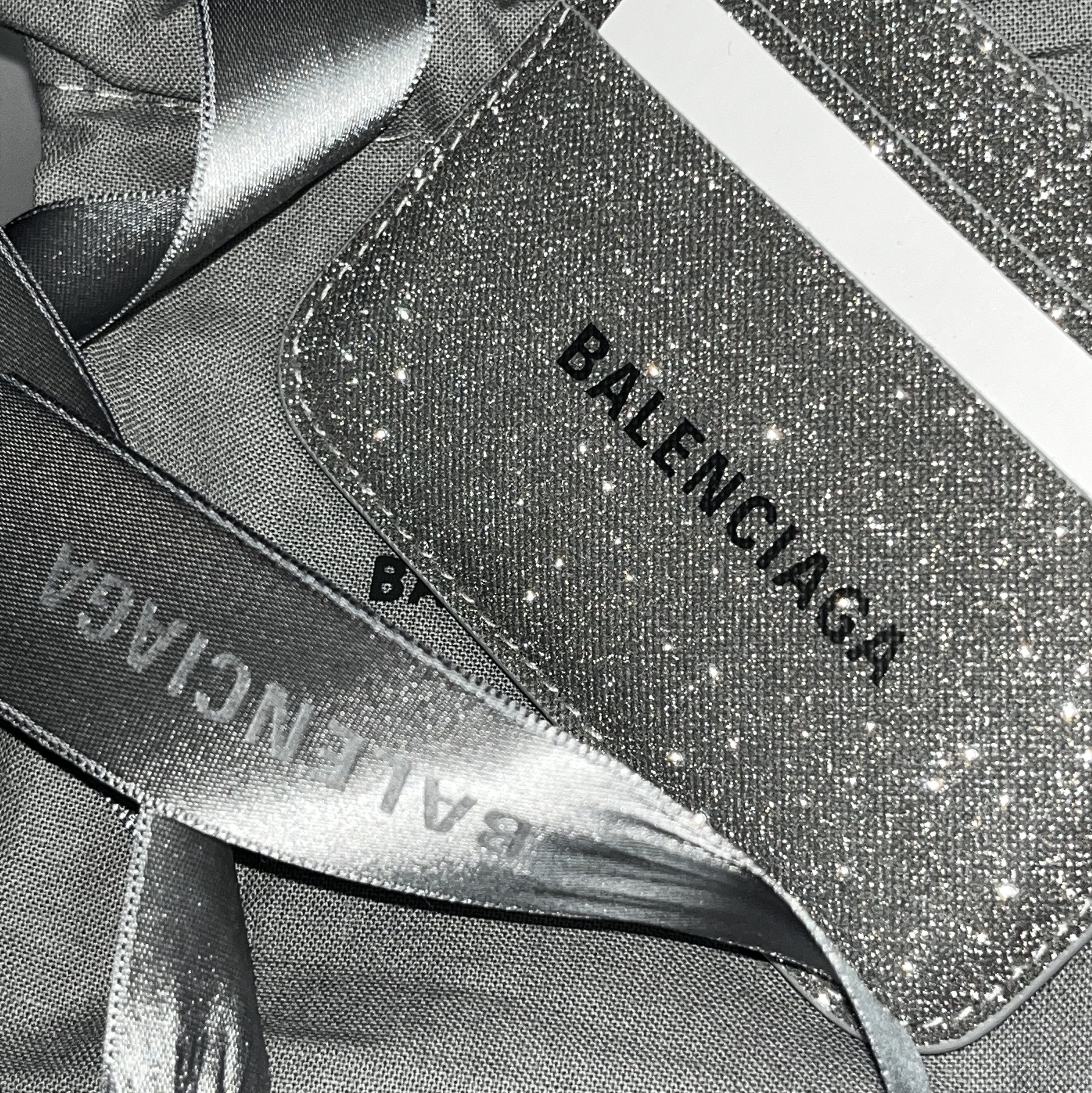 Balenciaga Glitter Material Cash Card Holder Grey 착용 스타일 - 1