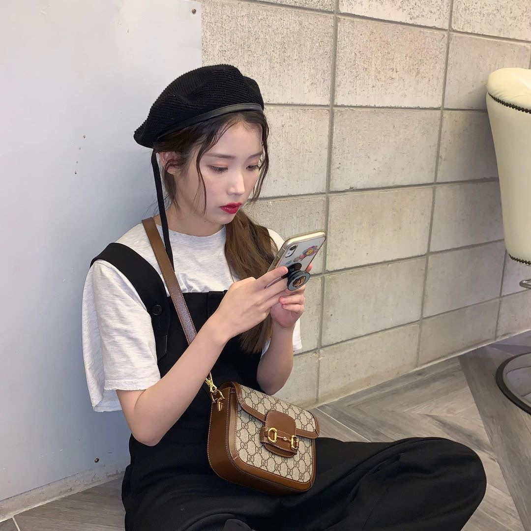 Gucci Horsebit 1955 Shoulder Bag Beige Ebony 착용 스타일 - 2