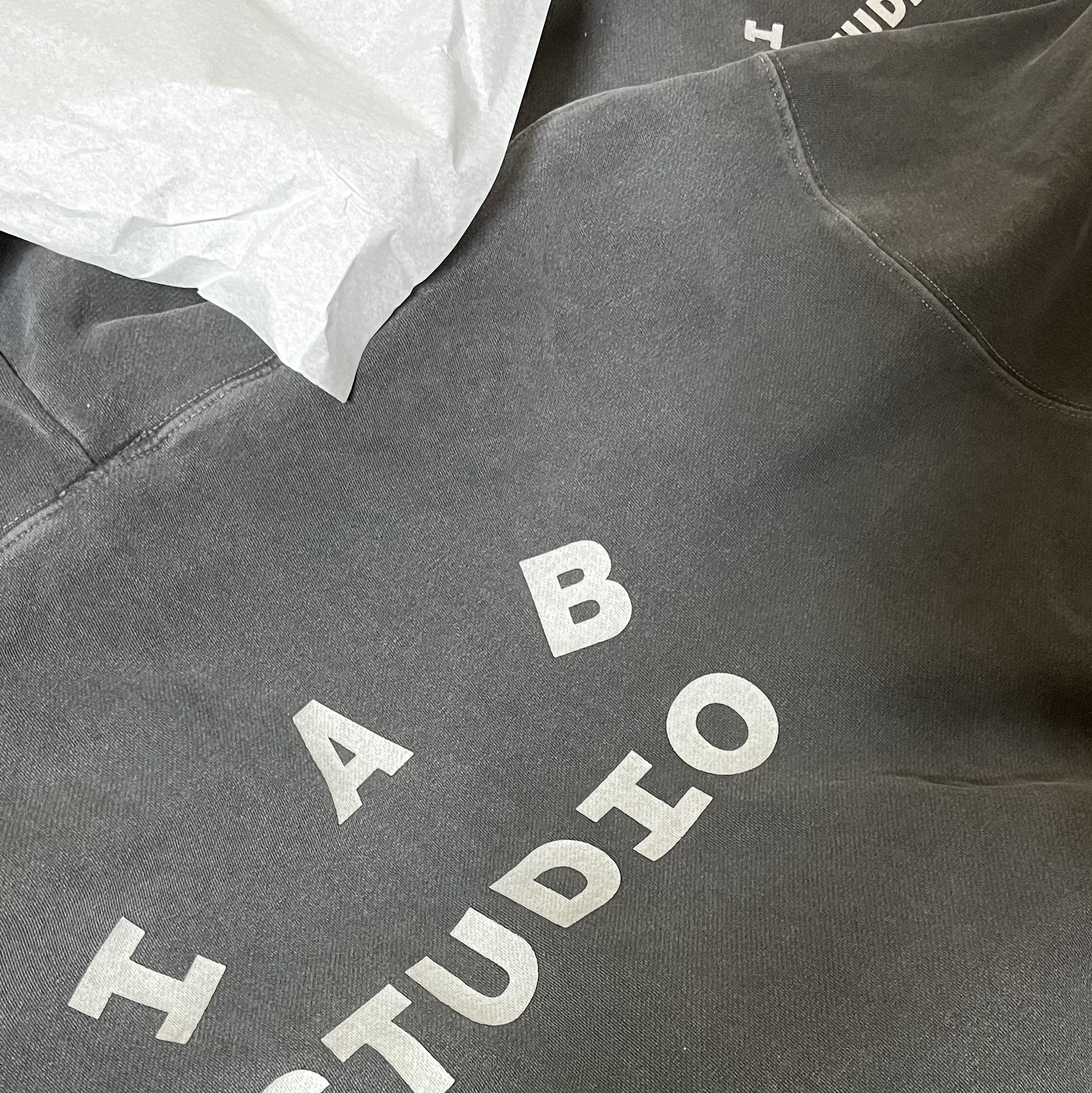 IAB Studio Pigment Hoodie & Sack Black 착용 스타일
