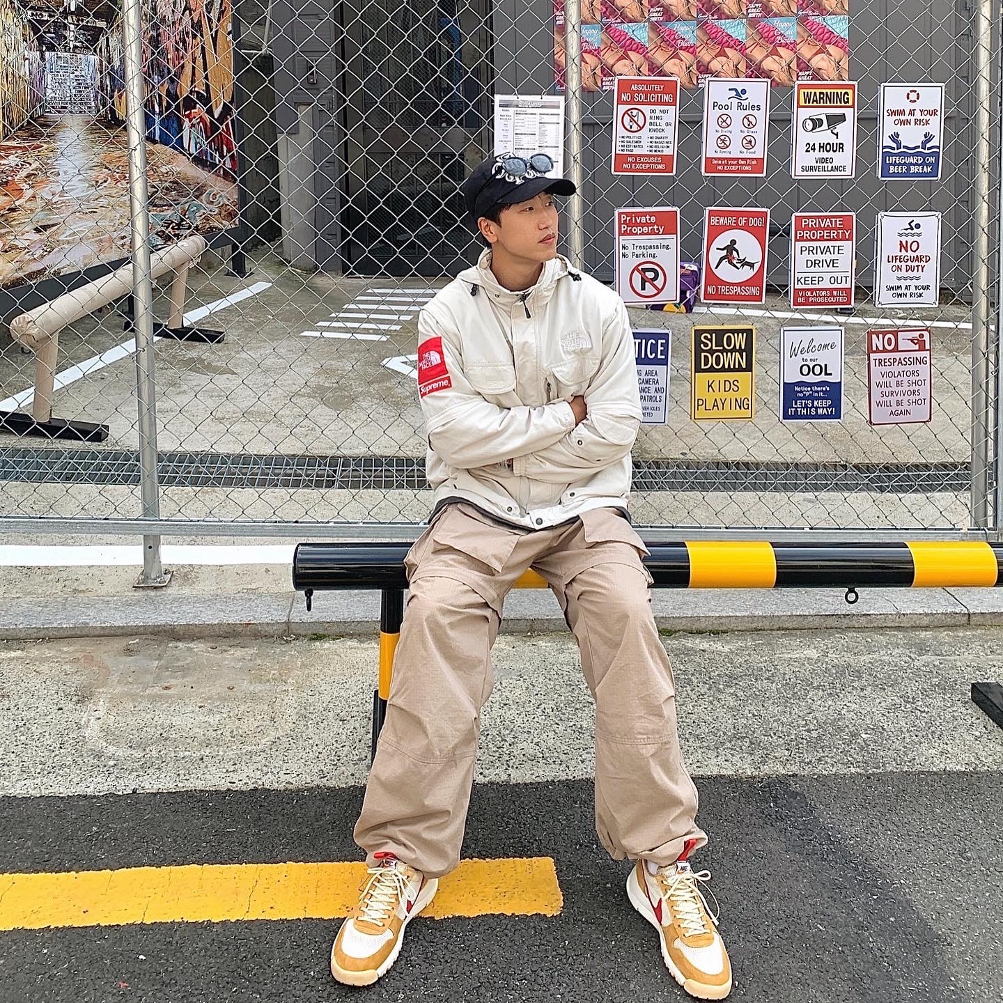 Supreme x The North Face Trekking Convertible Jacket Stone - 22SS 착용 스타일 - 3