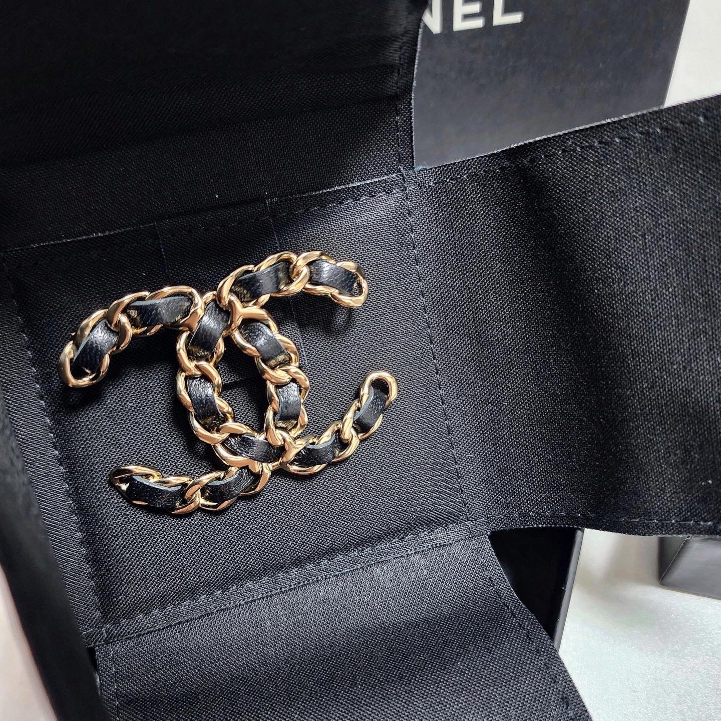 Chanel Brooch Lambskin & Gold Black 착용 스타일 - 2