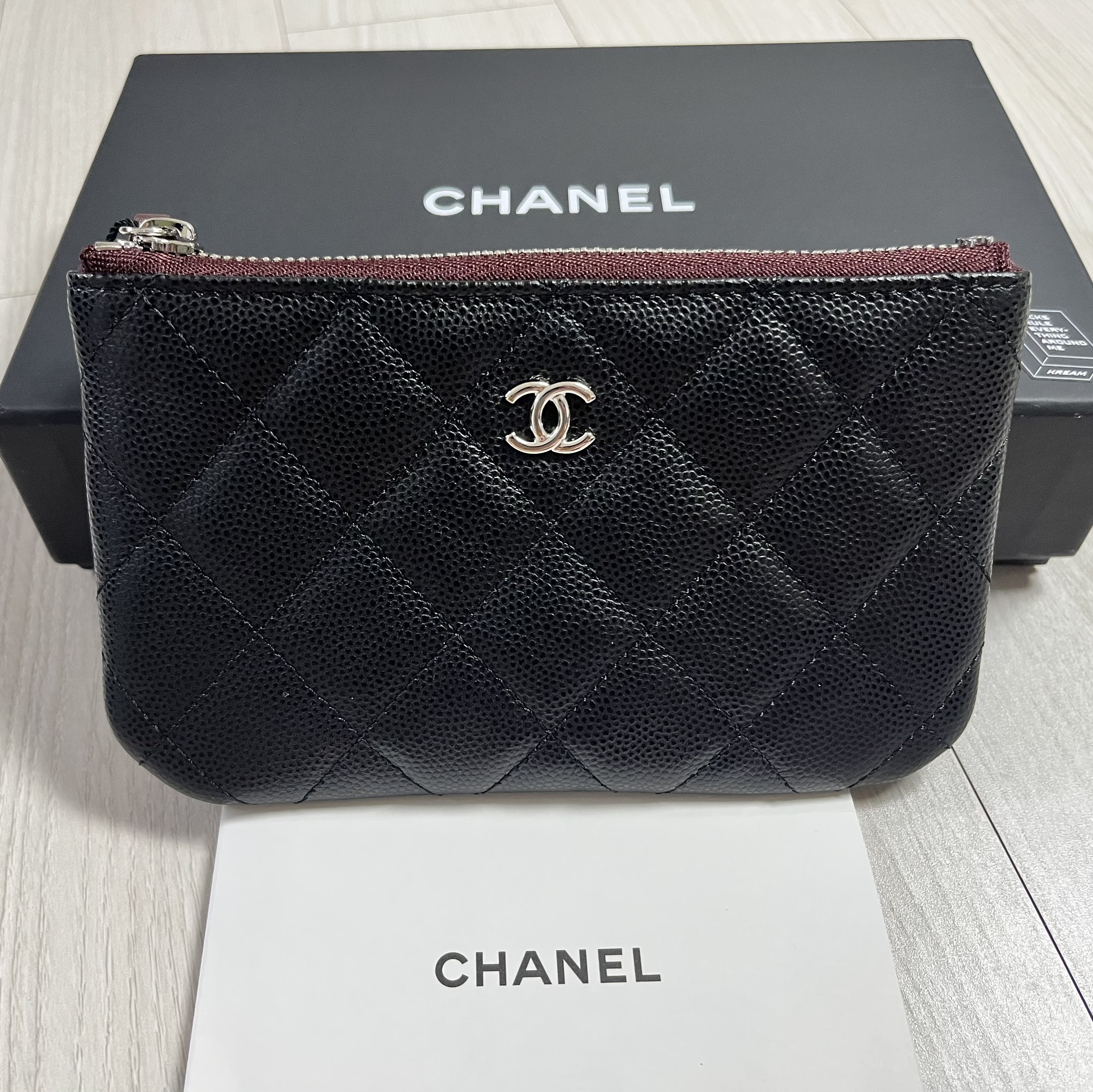 Chanel Classic Mini Pouch Grained Calfskin & Silver Black 착용 스타일