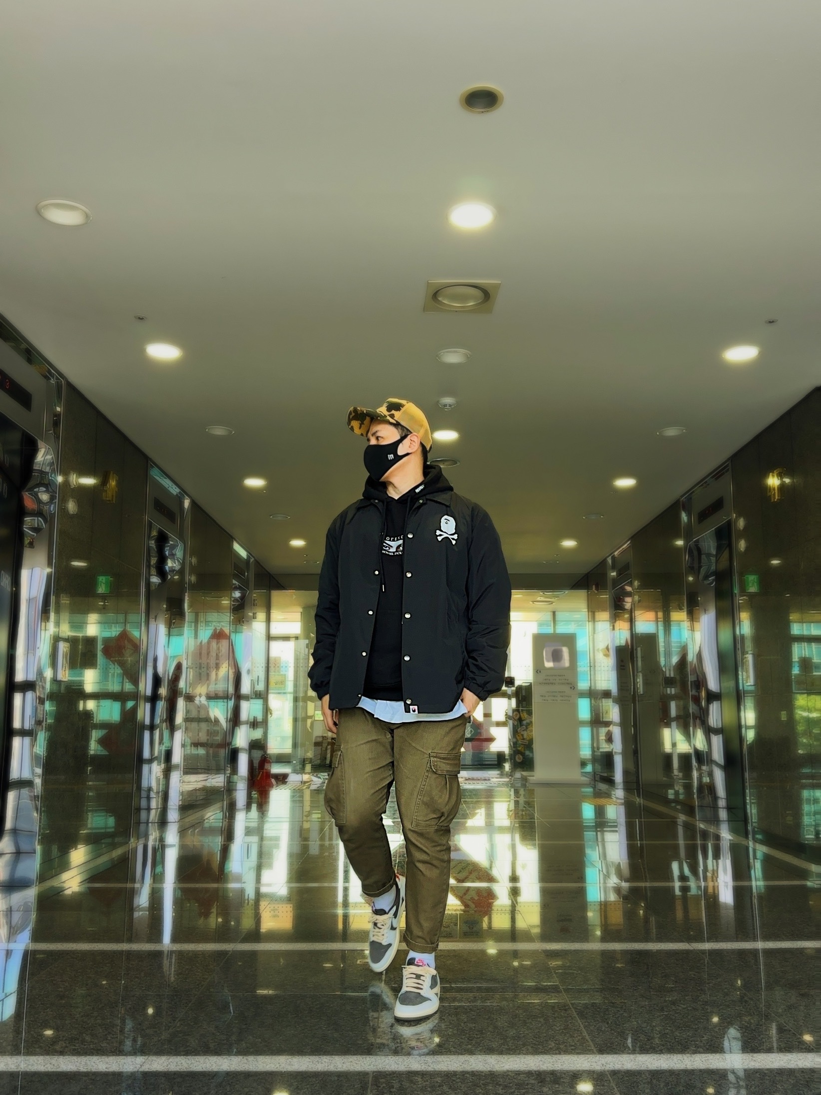 Stussy x BAPE Trucker Cap Yellow, Jordan 1 x Travis Scott Retro Low OG SP Sail and Ridgerock 착용 스타일