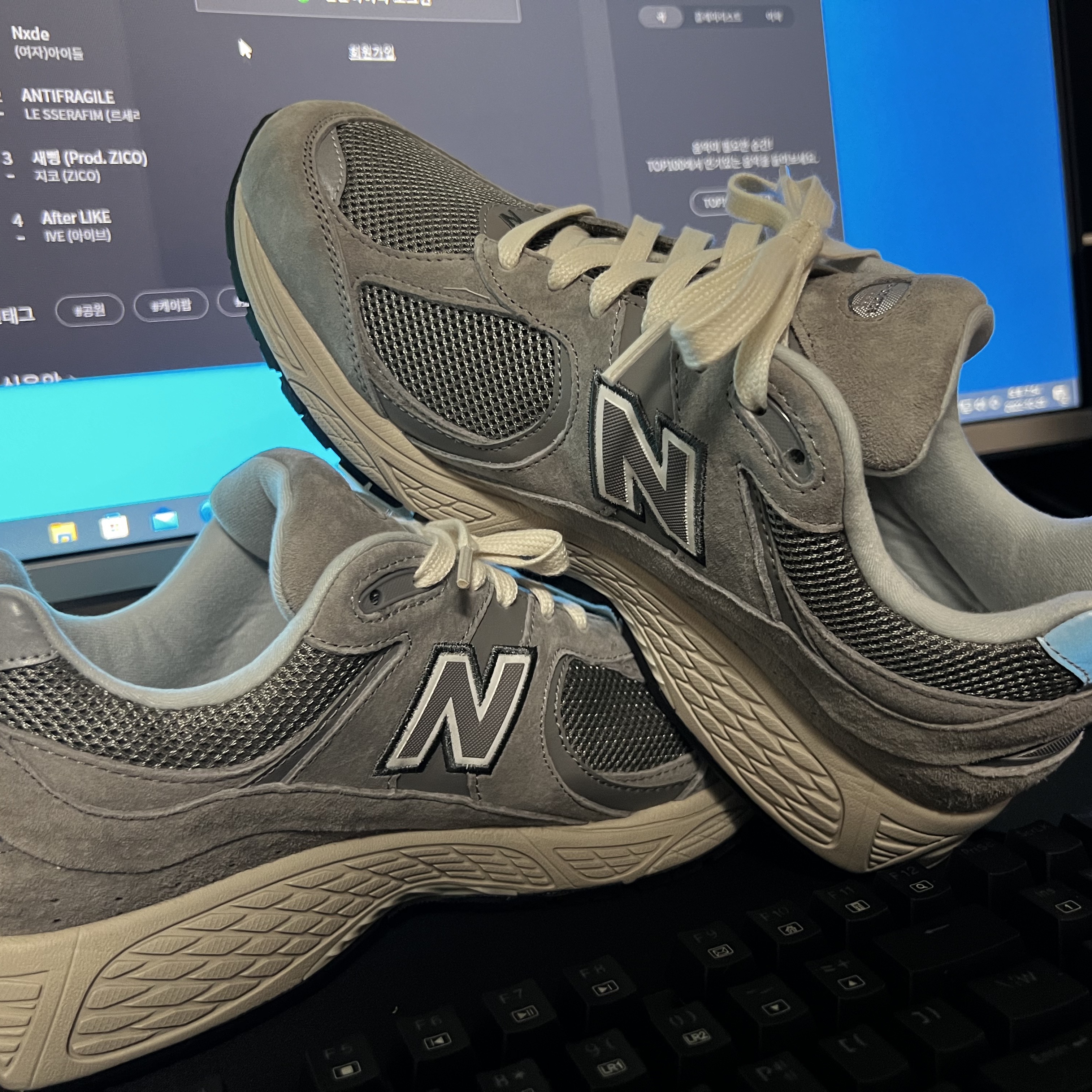 New Balance 2002R Grey 착용 스타일