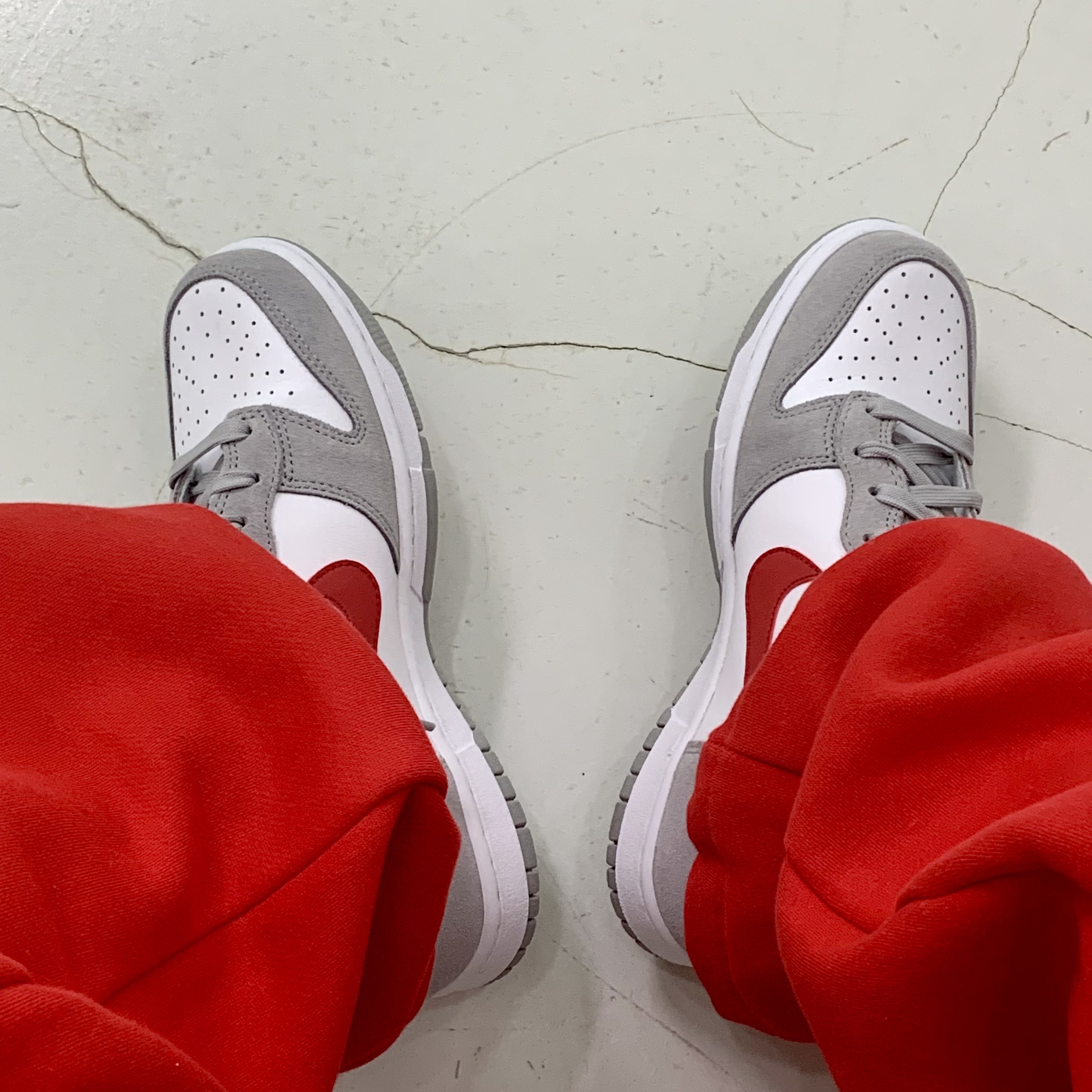 Nike Dunk High Retro SE Athletic Club Light Smoke Grey Gym Red 착용 스타일 - 2